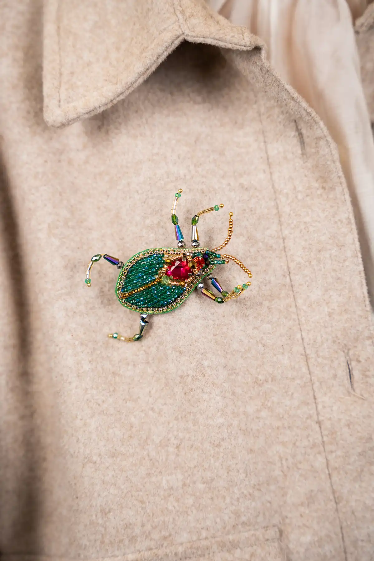Broche Lucky Scarabee L - Emerald/Pink 