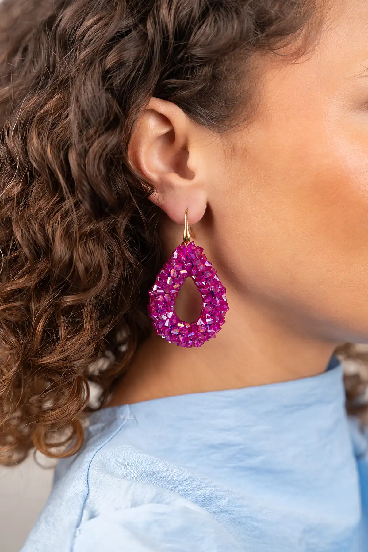 Fuchsia Oorbellen Marieke Drop L Rawlott-theme.productDescriptionPage.SEO.byTheBrand