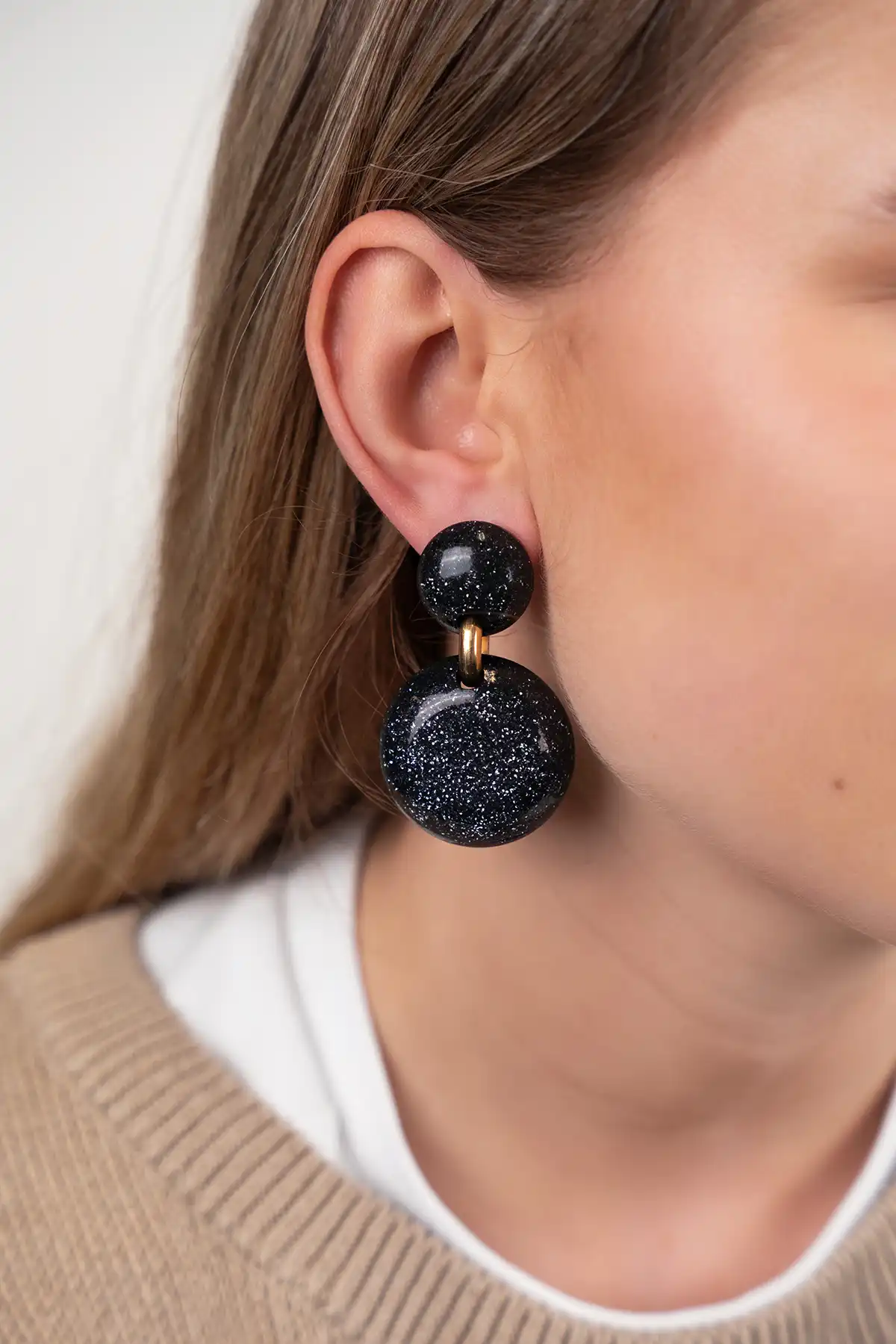 Zwarte Glitter Oorbellen Xenia Medium Rond