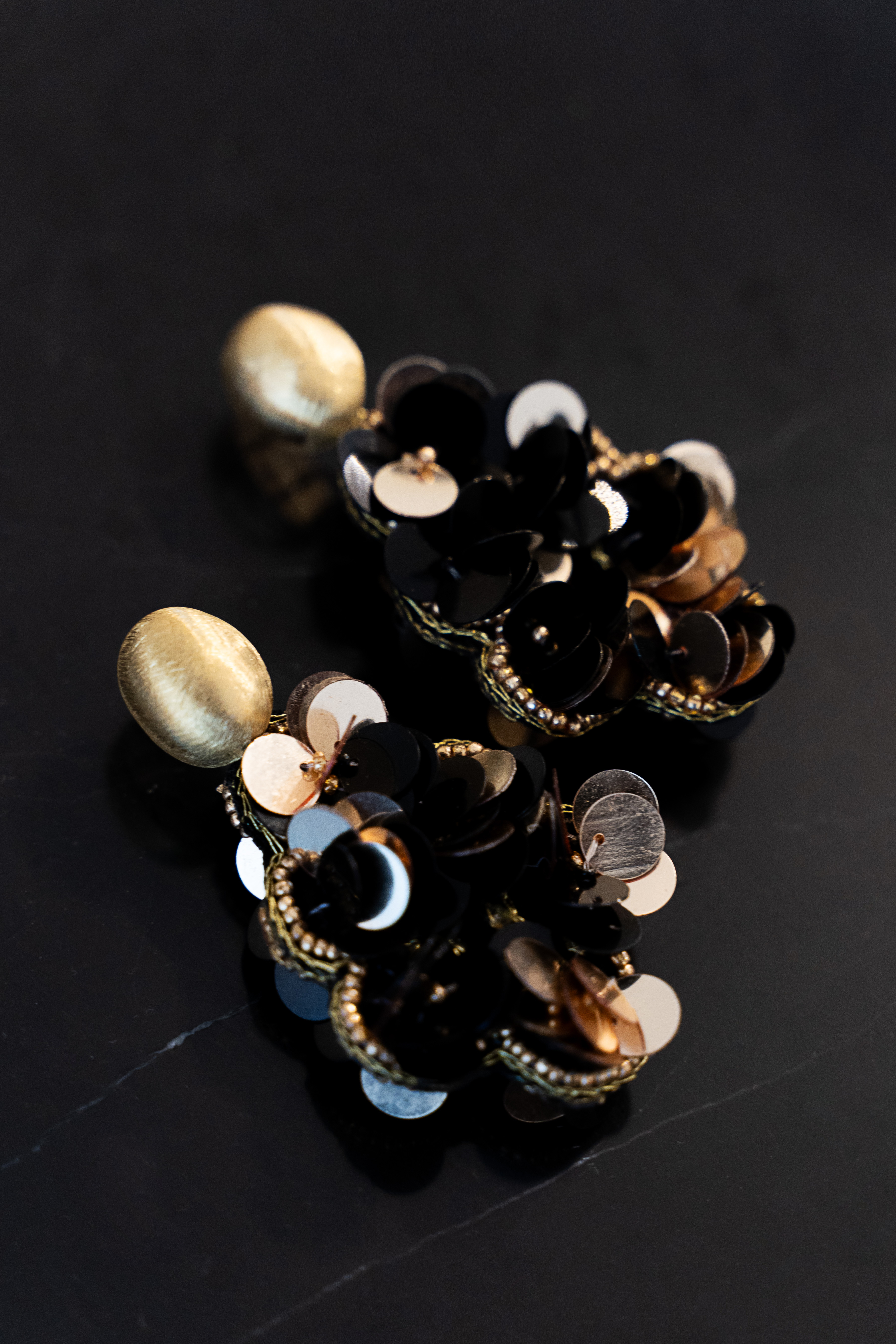 Sequin Oorbellen Zwart Goud Laure Druppel Llott-theme.productDescriptionPage.SEO.byTheBrand