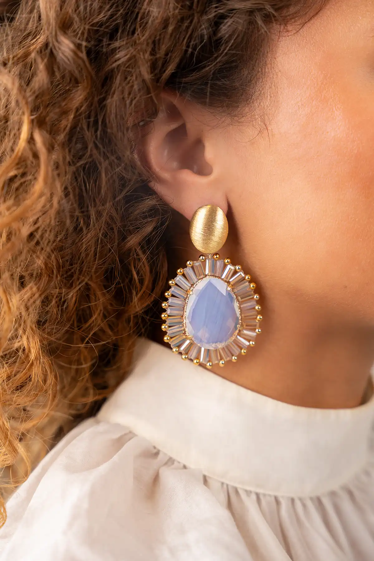 Frosty Witgouden Ovale Oorbellen Esmee Met Flat Beads en Steen Mlott-theme.productDescriptionPage.SEO.byTheBrand