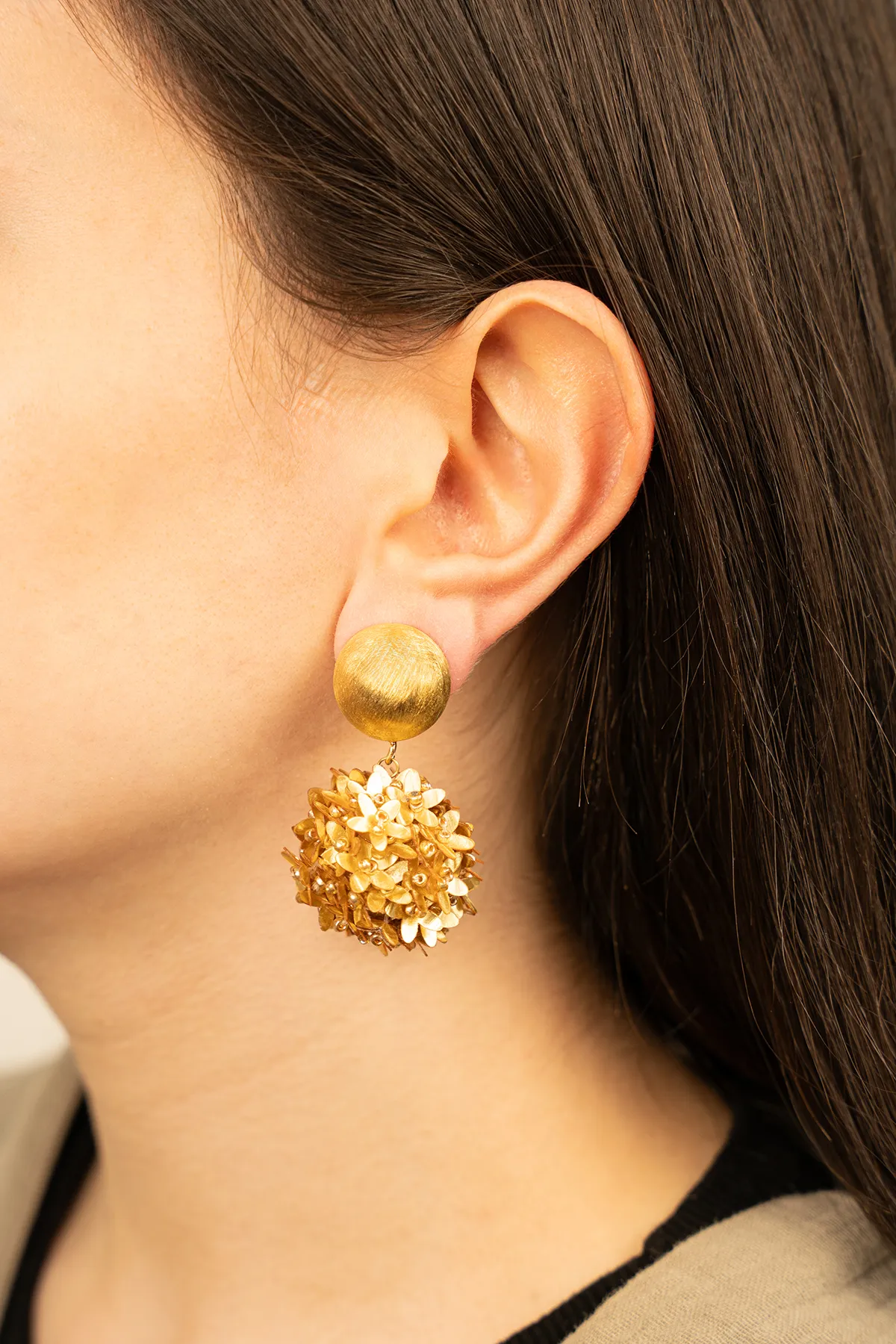 Licht Goudkleurige Oorbellen Daisy Globe M Flower Clip