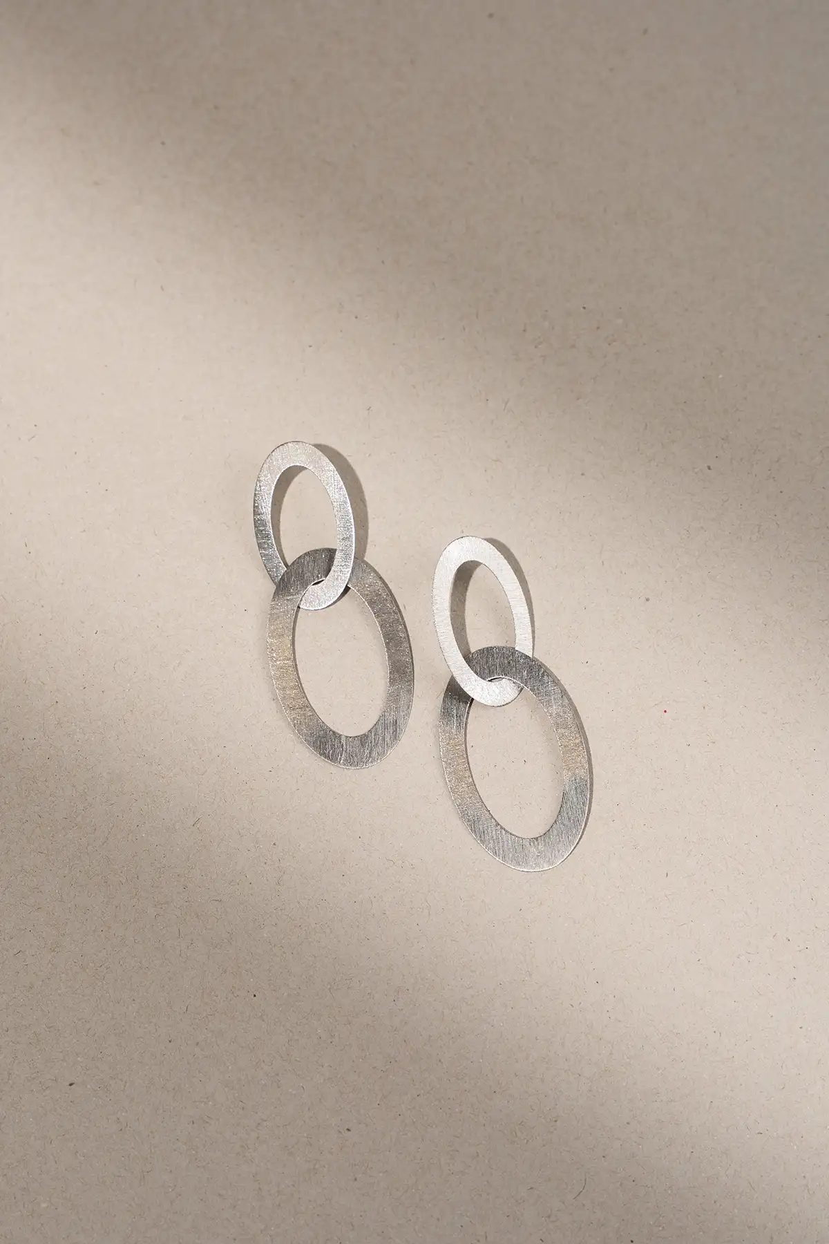 Klassische doppelte ovale Satin-Ohrringelott-theme.productDescriptionPage.SEO.byTheBrand