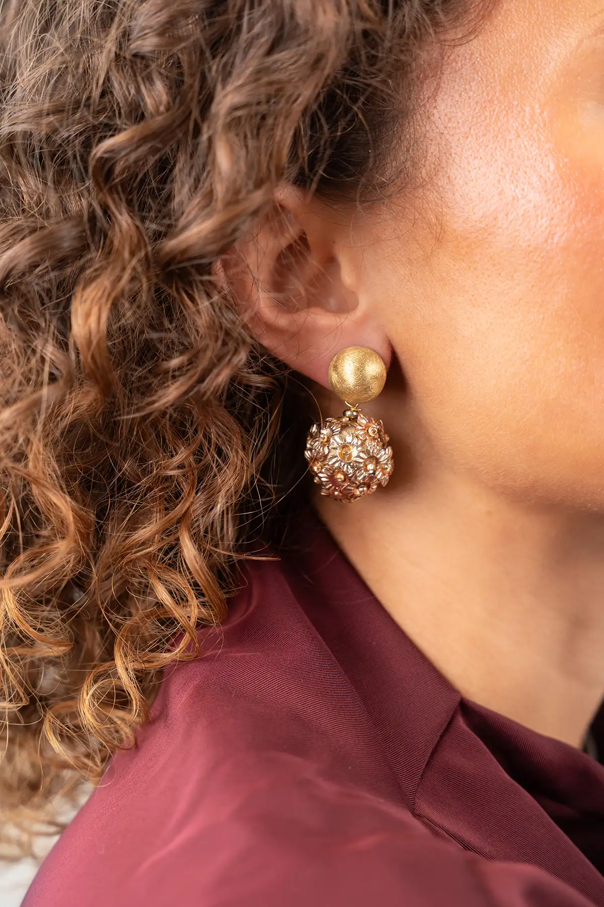 Gouden Oorbellen Detailled Flower Globe S Janet
