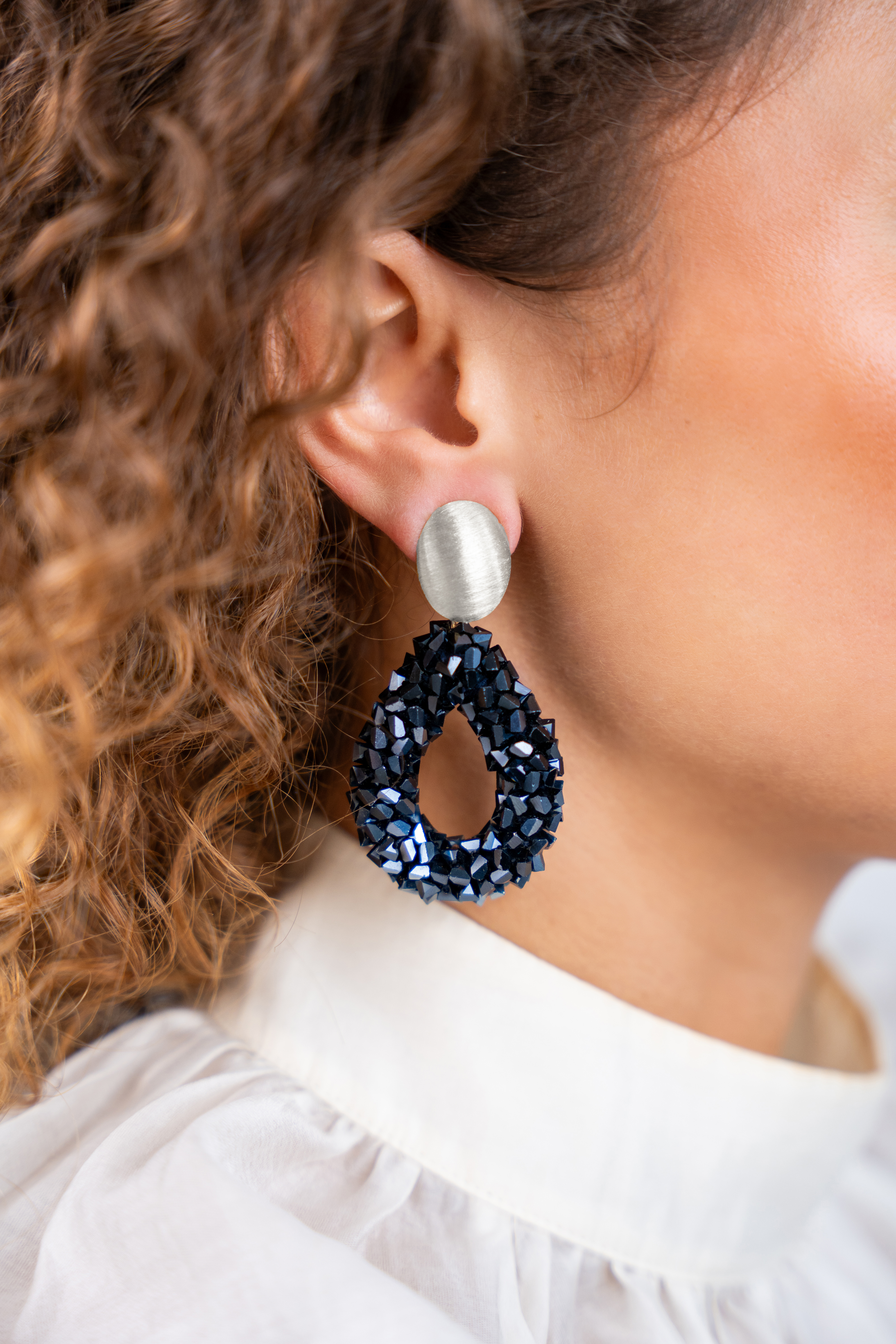 Metallic Blue Oorbellen Marieke Drop L Rawlott-theme.productDescriptionPage.SEO.byTheBrand