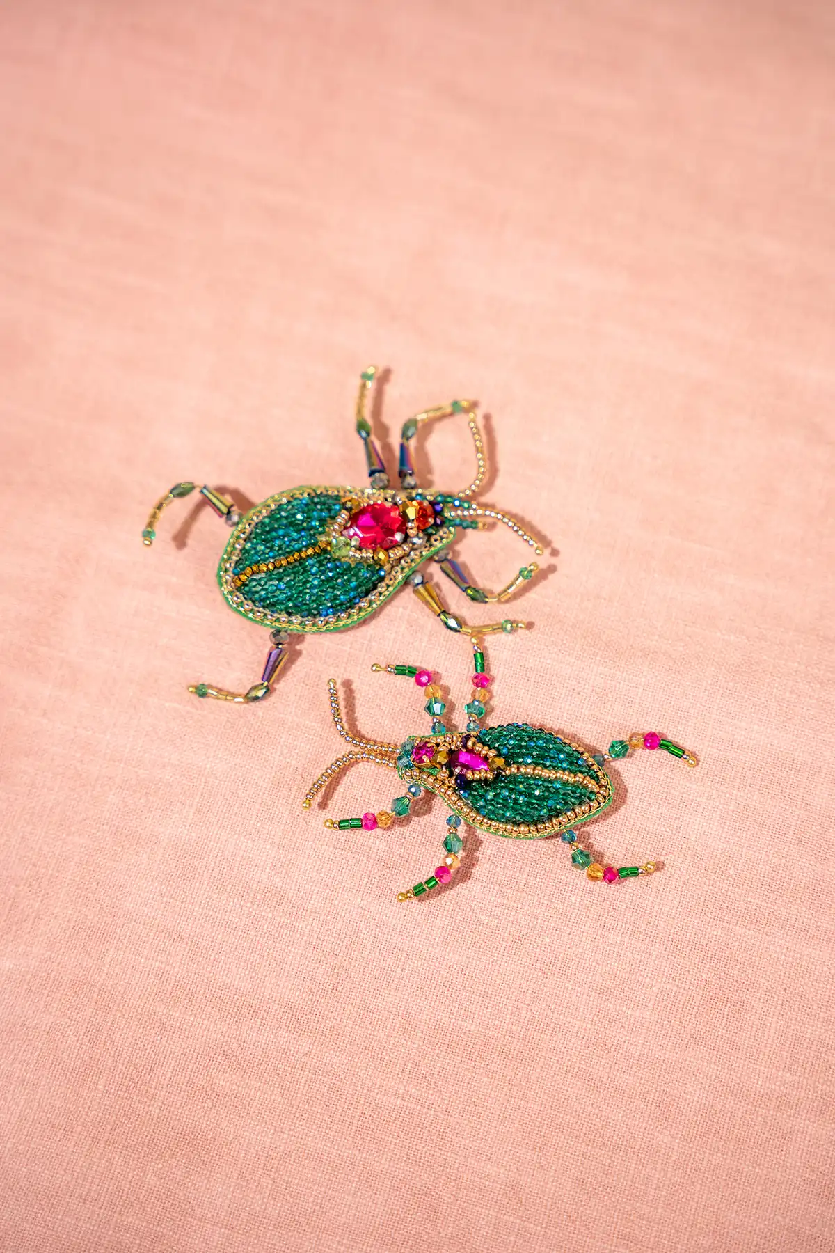 Broche Lucky Scarabee S - Emerald/Pink 