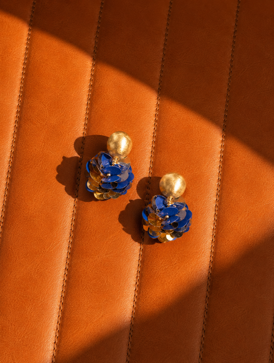 Blauwe Goudkleurige Oorbellen Sequin Globe M Vlinder
