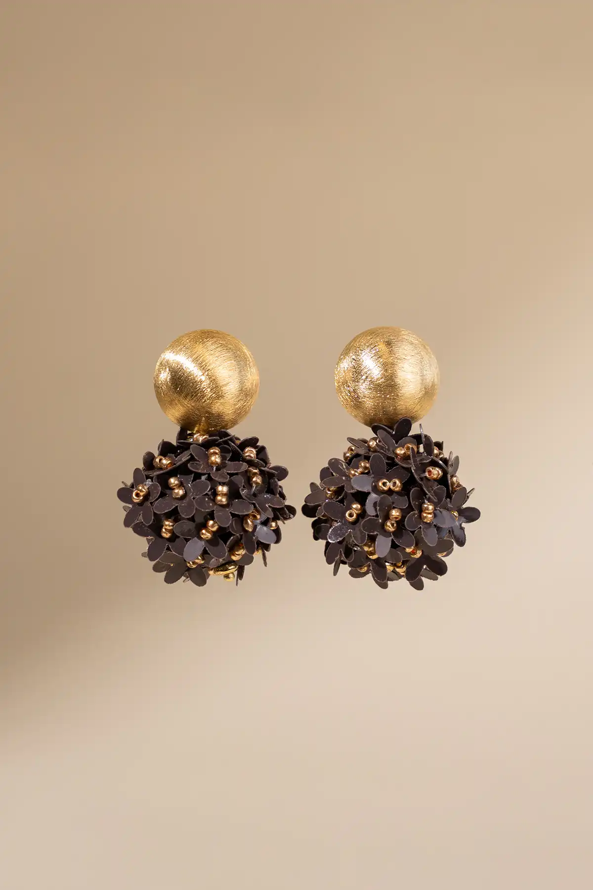 Brown Daisy flower globe M earrings