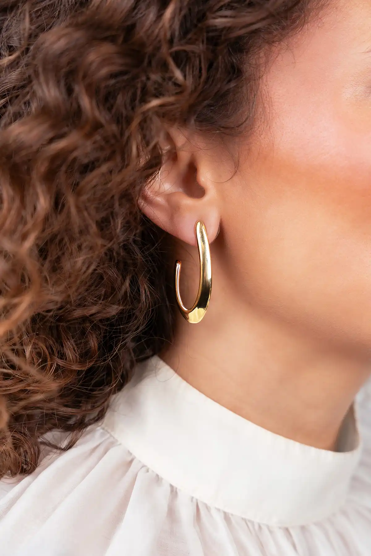 Goldene Ohrringe Sculpted Side Loop M Brianna