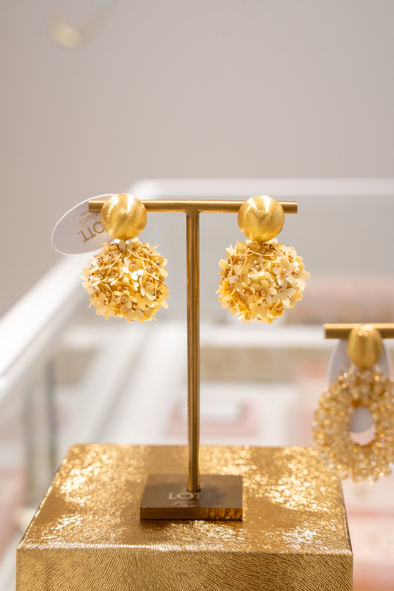 Light Gold Earrings Daisy Globe M Flowerlott-theme.productDescriptionPage.SEO.byTheBrand