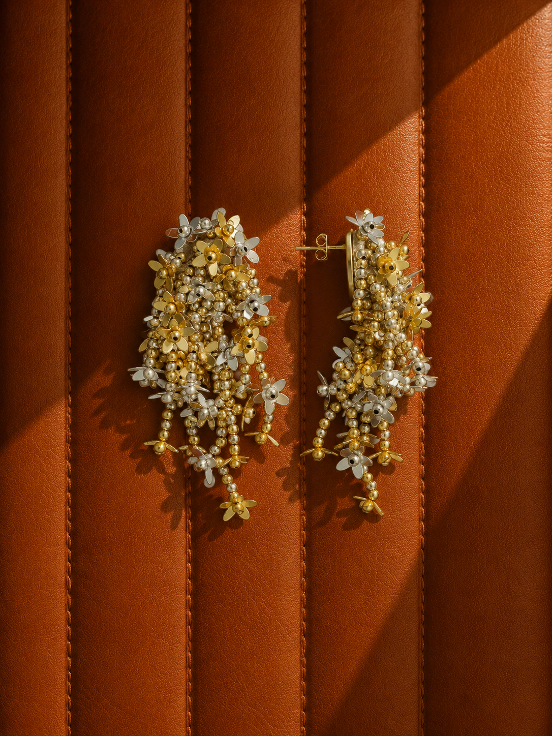 Goud/Zilverkleurige Oorbellen Lilly Flower Strings M