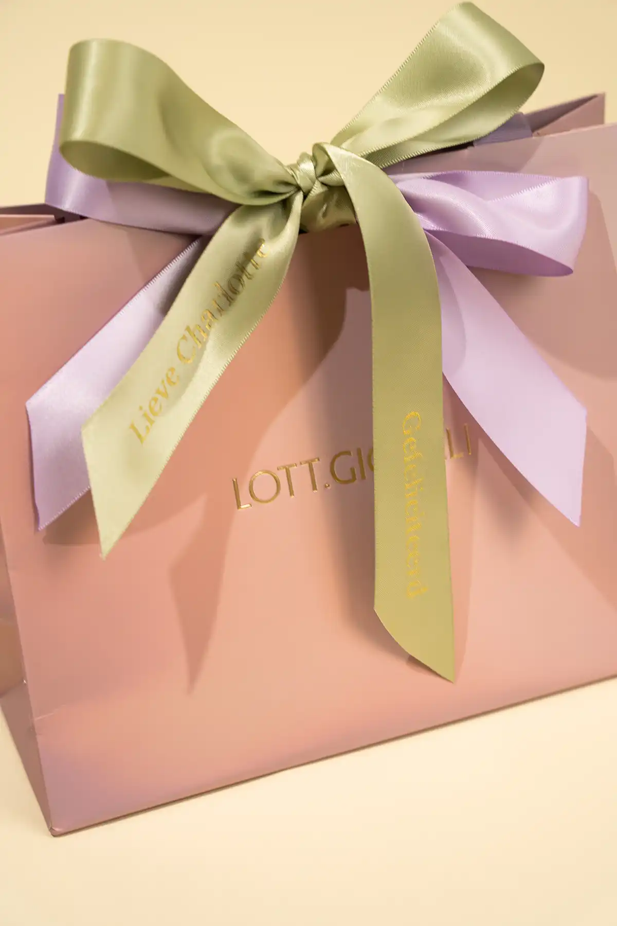 Personalisierte Geschenkverpackunglott-theme.productDescriptionPage.SEO.byTheBrand