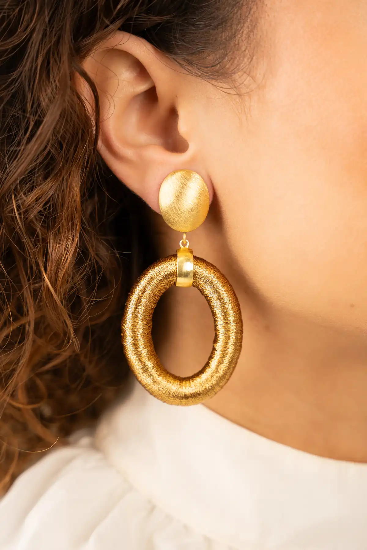 Gold color earrings Faye oval L cliplott-theme.productDescriptionPage.SEO.byTheBrand