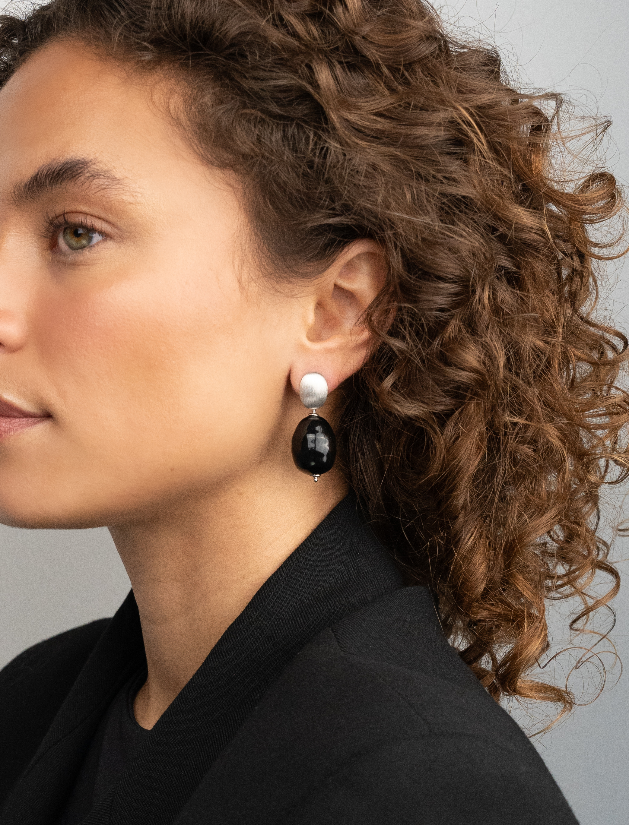 Zwarte Parel Oorbellen Mother Earth Gaby Llott-theme.productDescriptionPage.SEO.byTheBrand
