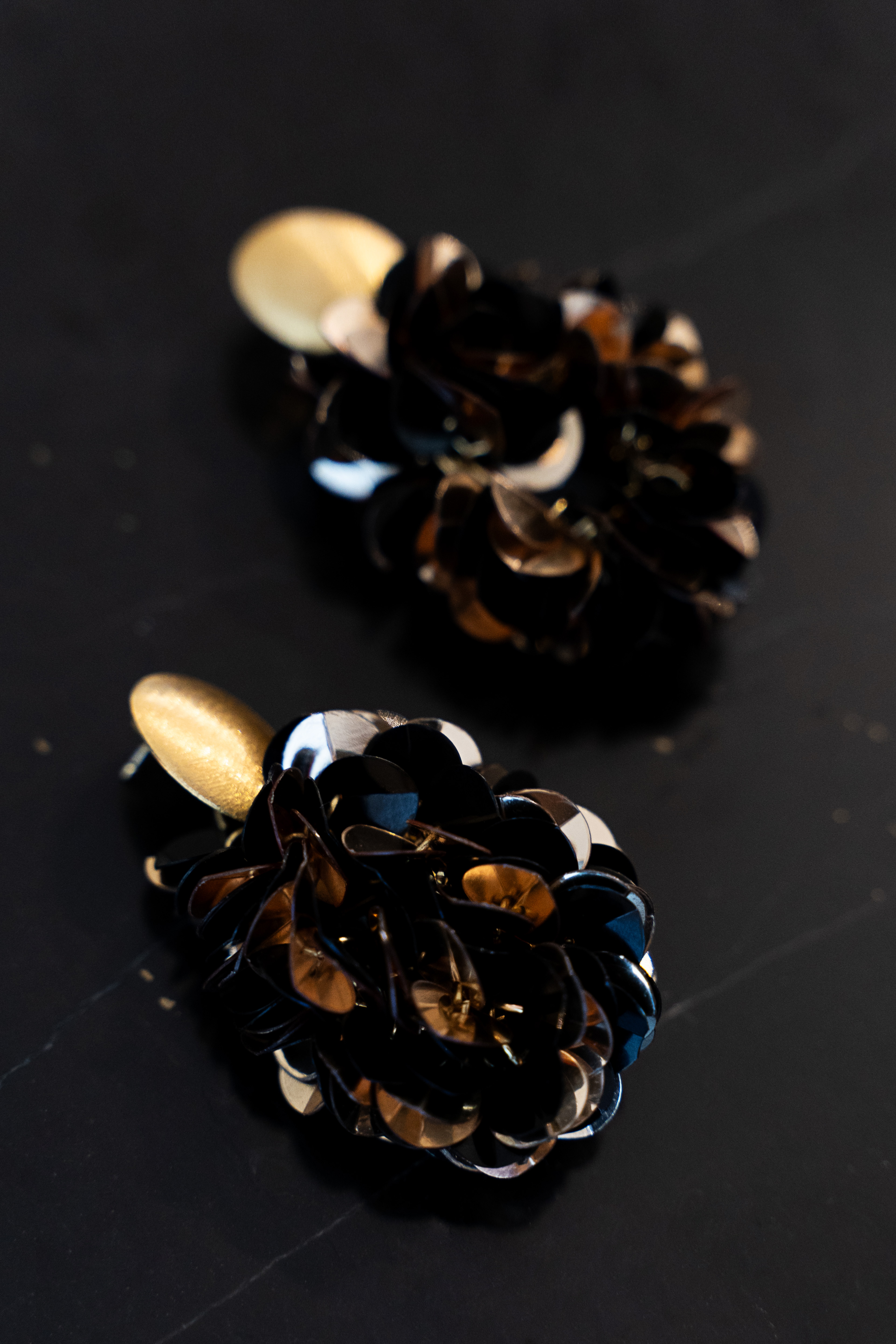 Sequin Oorbellen Zwart Goud Sas Ovaal M lott-theme.productDescriptionPage.SEO.byTheBrand
