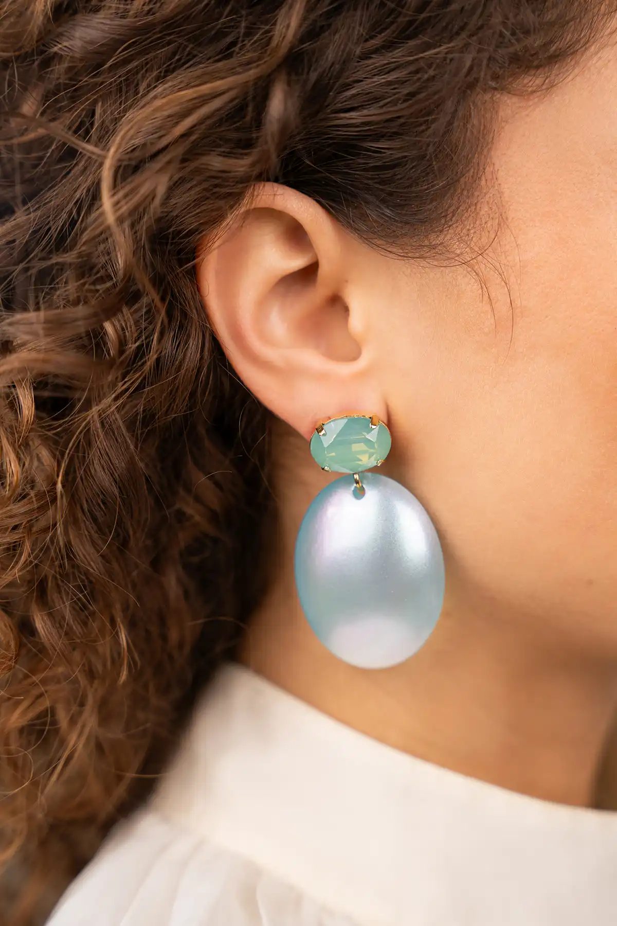 Blauwe holo oorbellen Angie ovaal L strass