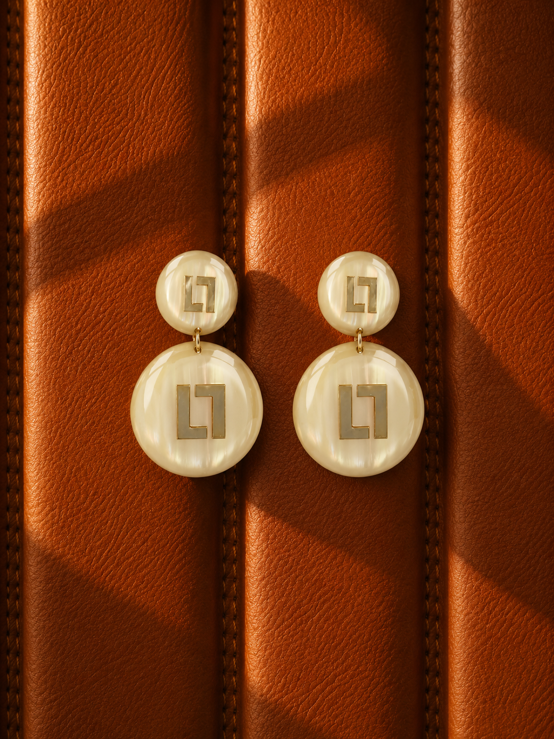 Larissa Sand Logo Oorbellen