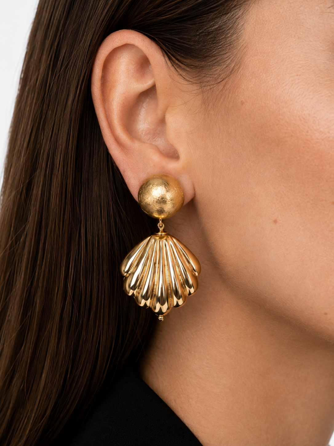 16.051 - gold colored gold shell medium