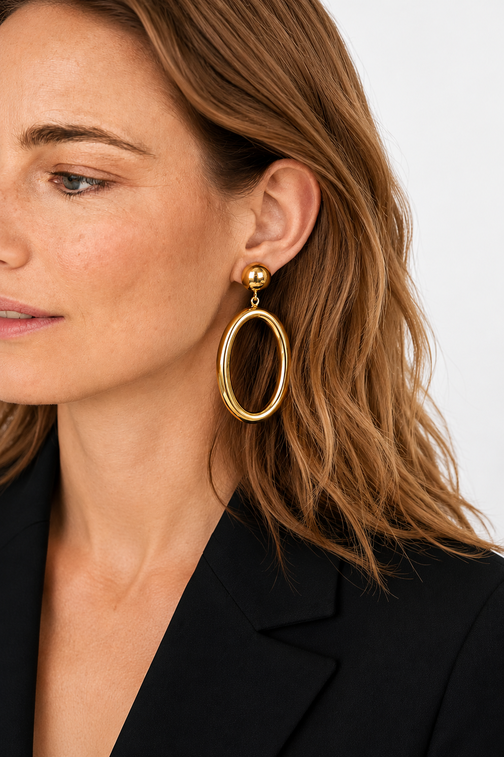 16.096 - gold colored gold hoop oval medium