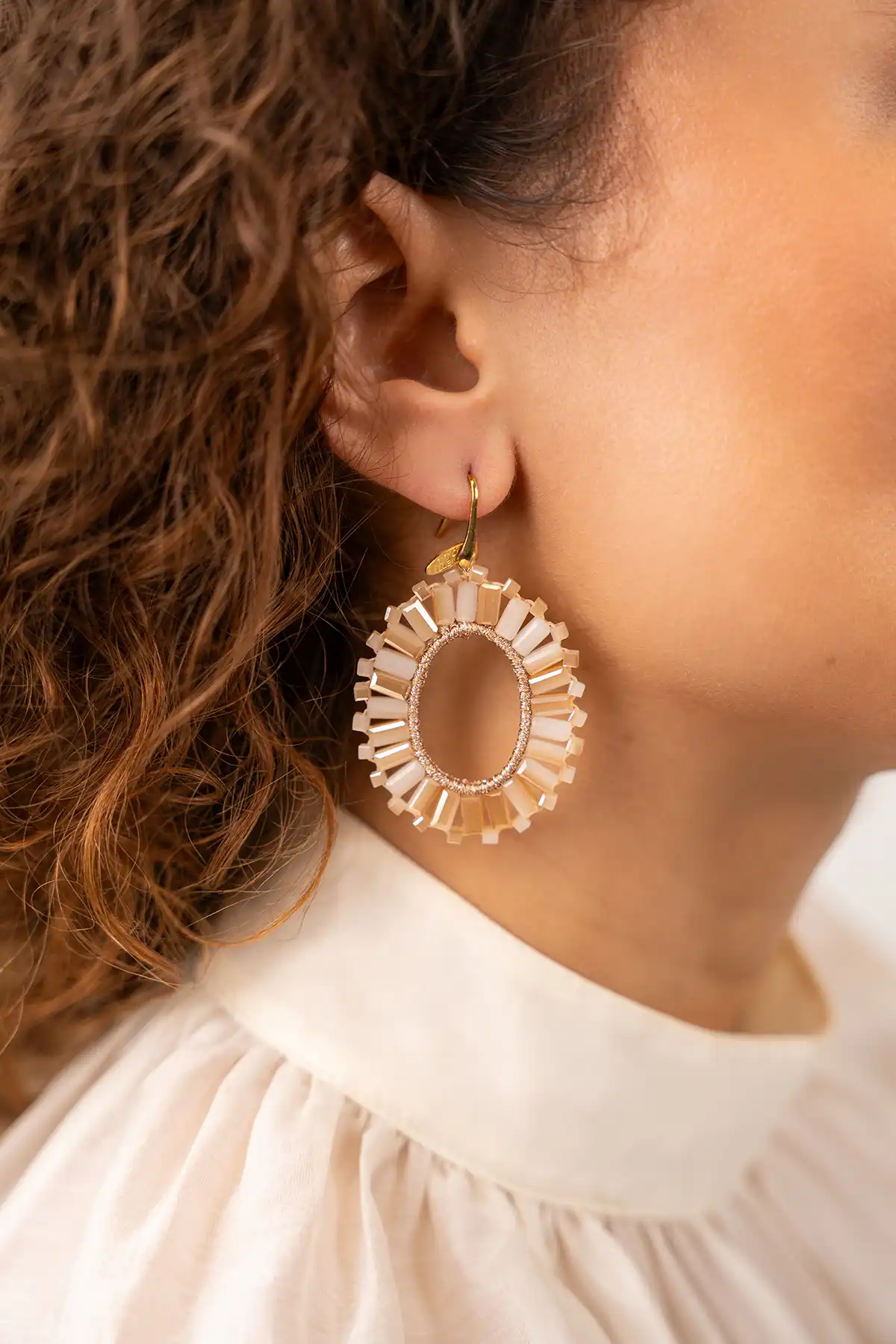 Mixed beige oorbellen Naomi ovaal S tonal