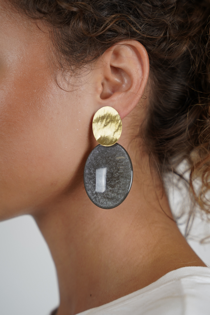 Grijze Oorbellen Celia Ovaal Llott-theme.productDescriptionPage.SEO.byTheBrand