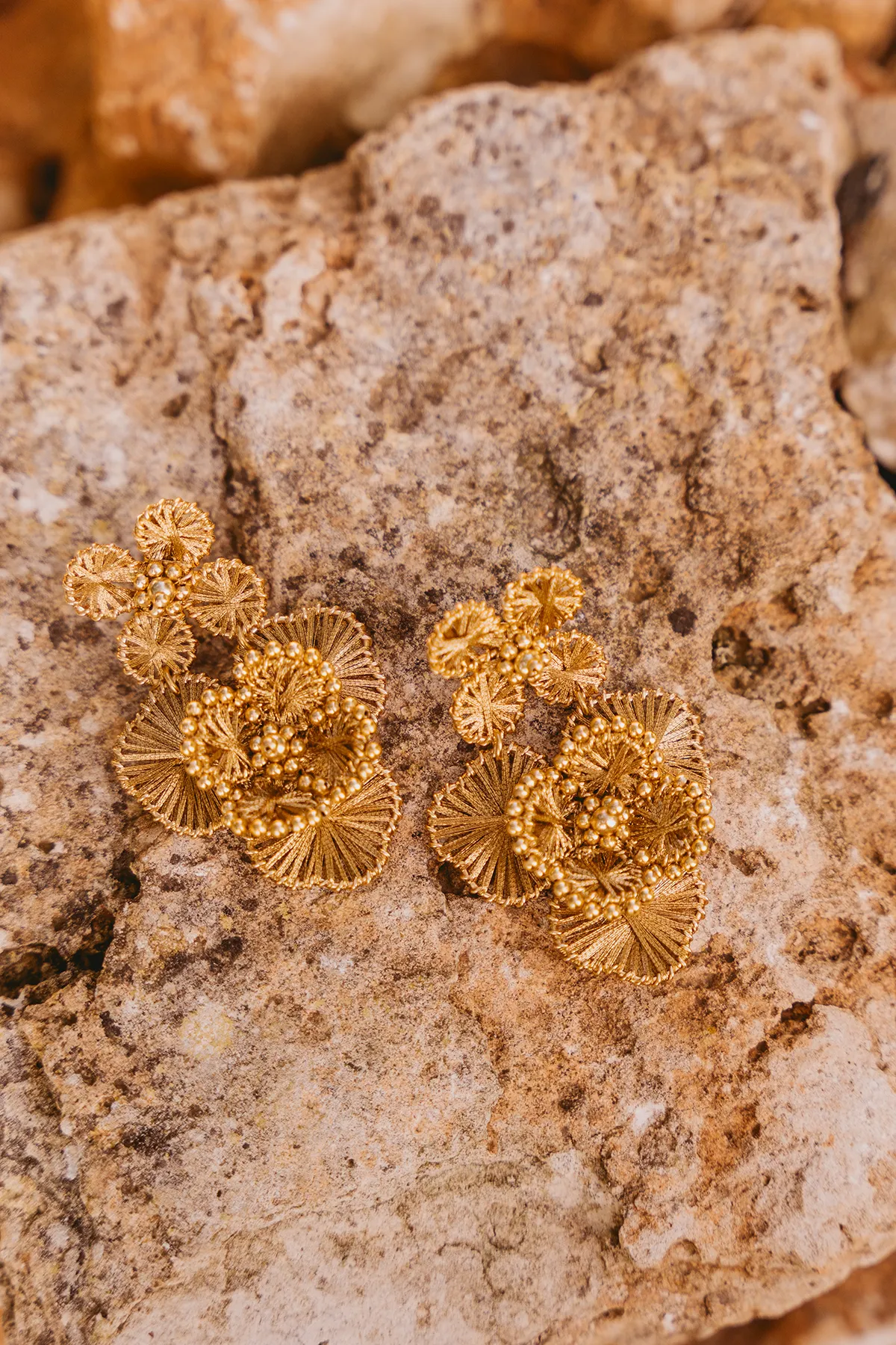 Goudkleurige Oorbellen Debby Double Flower Llott-theme.productDescriptionPage.SEO.byTheBrand