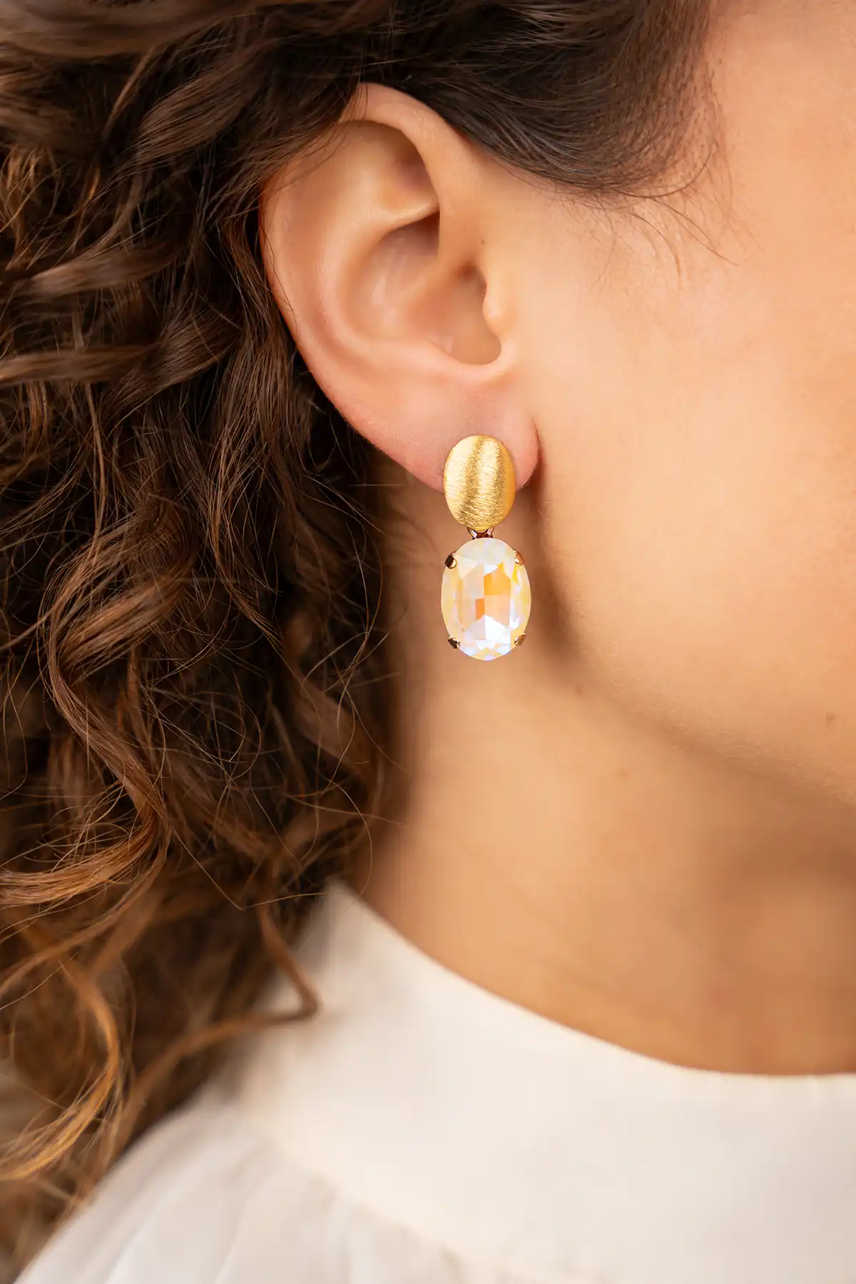 White earrings Daan oval Mlott-theme.productDescriptionPage.SEO.byTheBrand