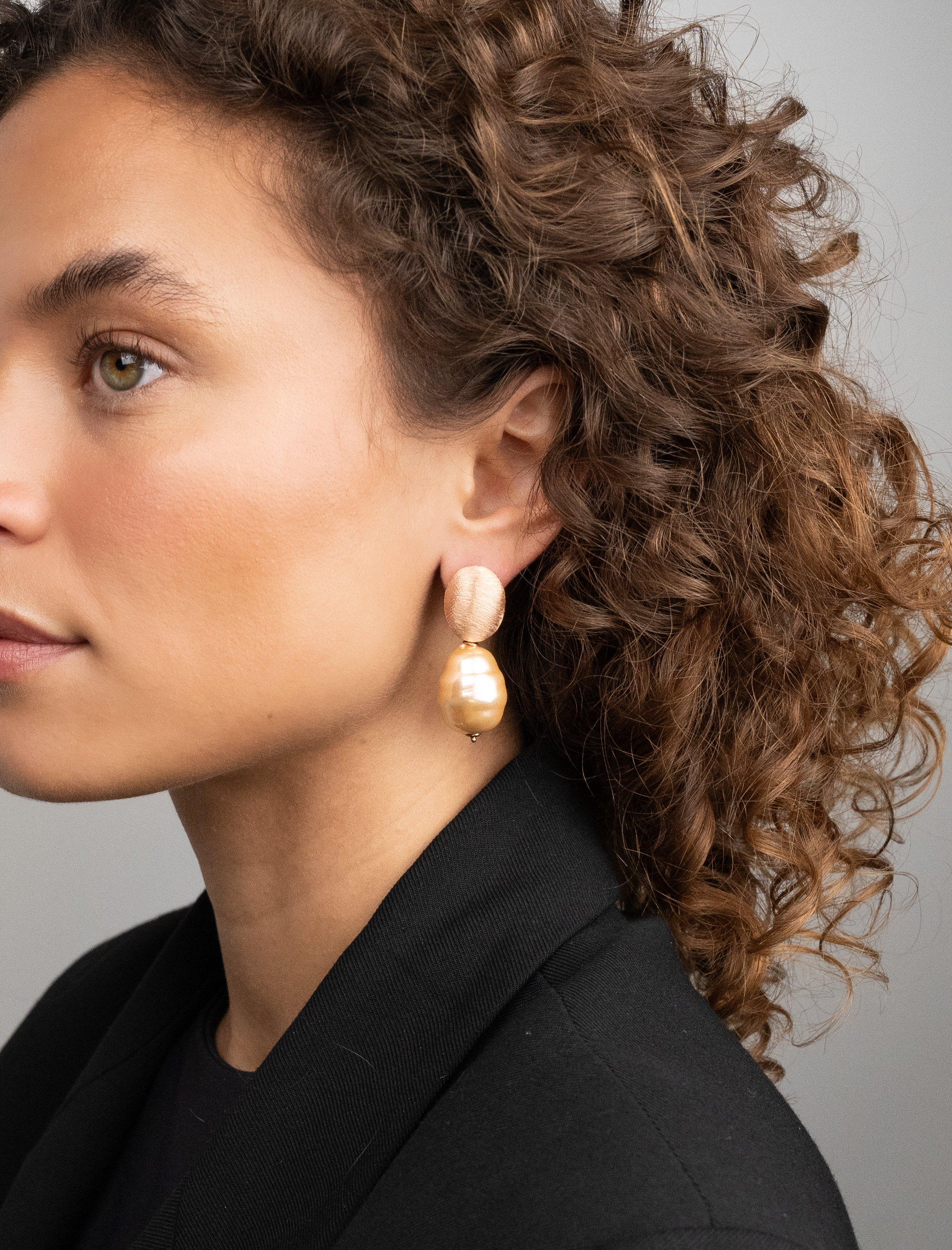 Parel oorbellen Mother Earth Iris Llott-theme.productDescriptionPage.SEO.byTheBrand