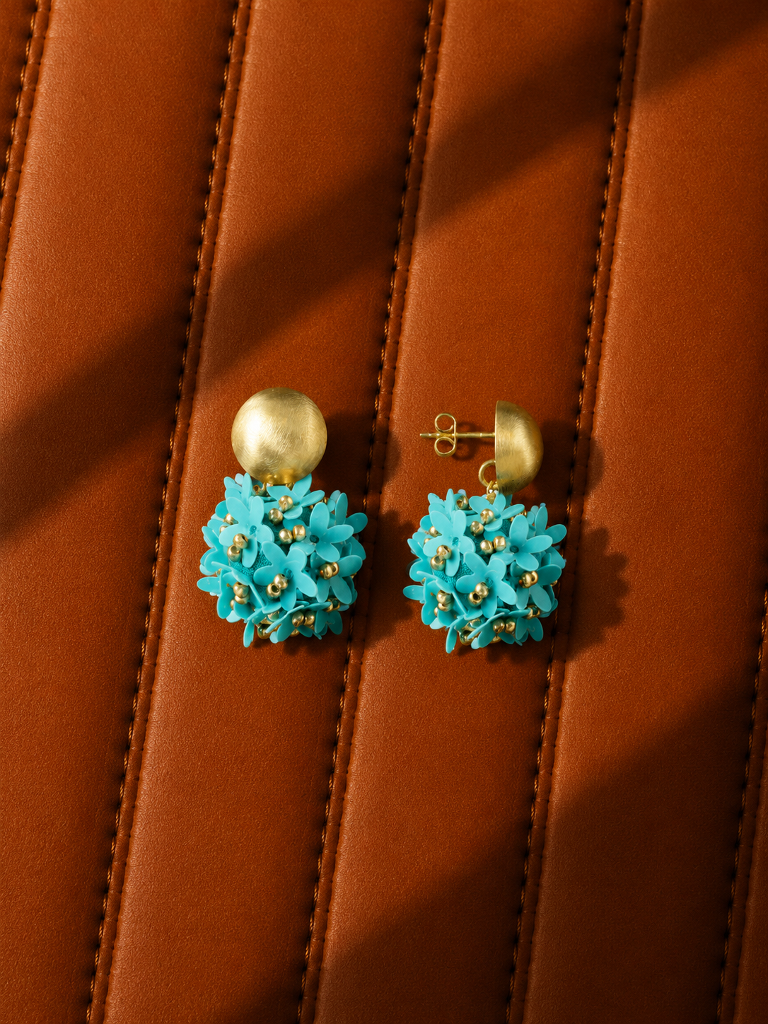 Blauwe oorbellen Daisy flower globe M