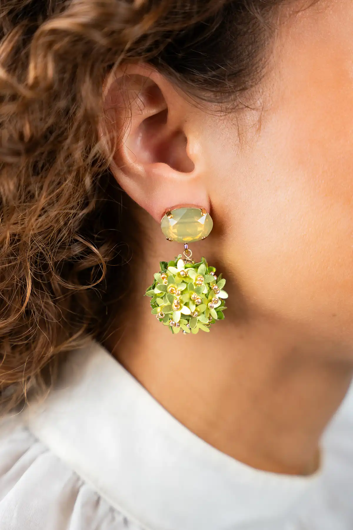 Lime oorbellen Daisy flower globe M strass sand