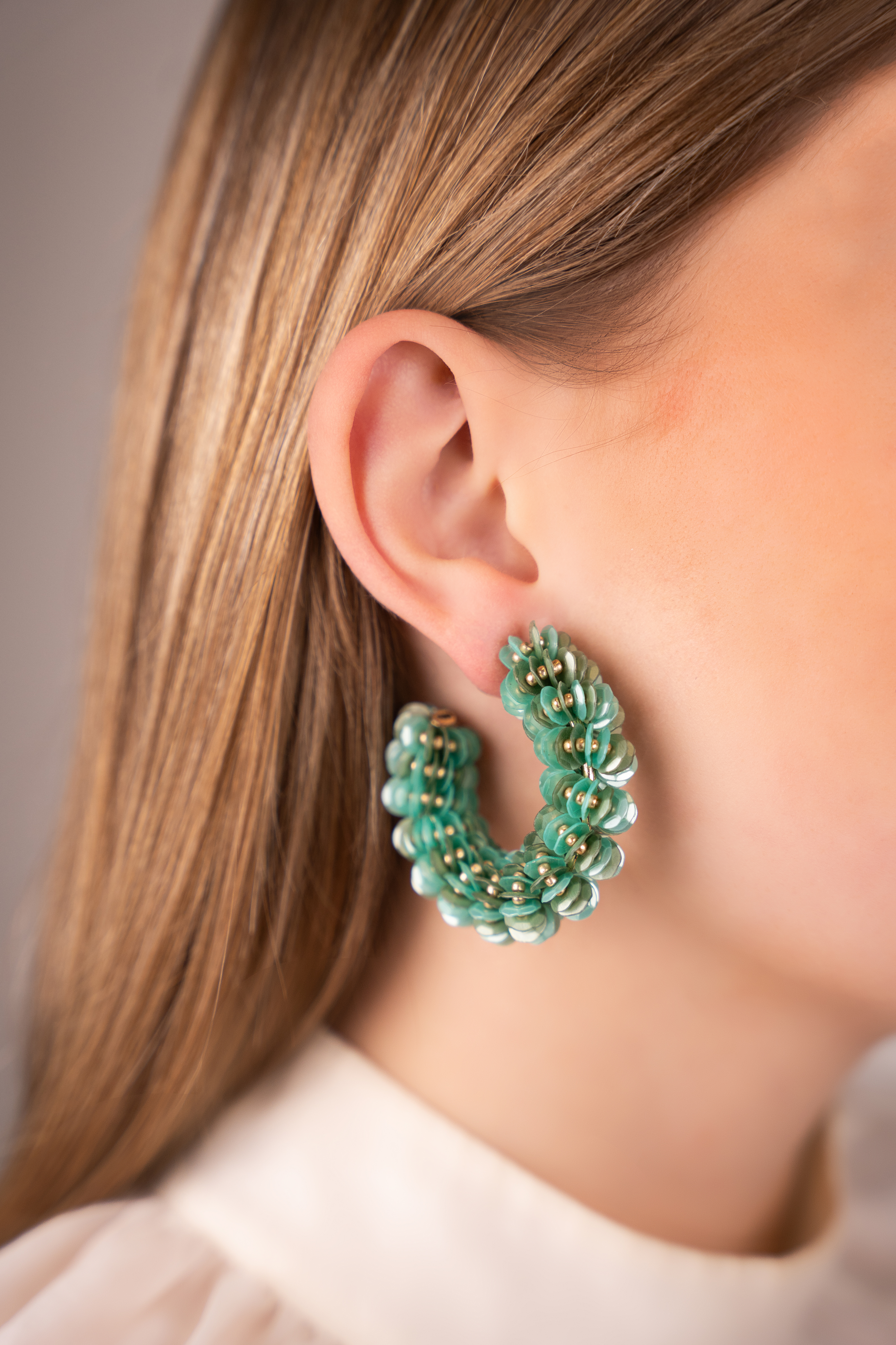 Blauwe oorbellen sequin creool M