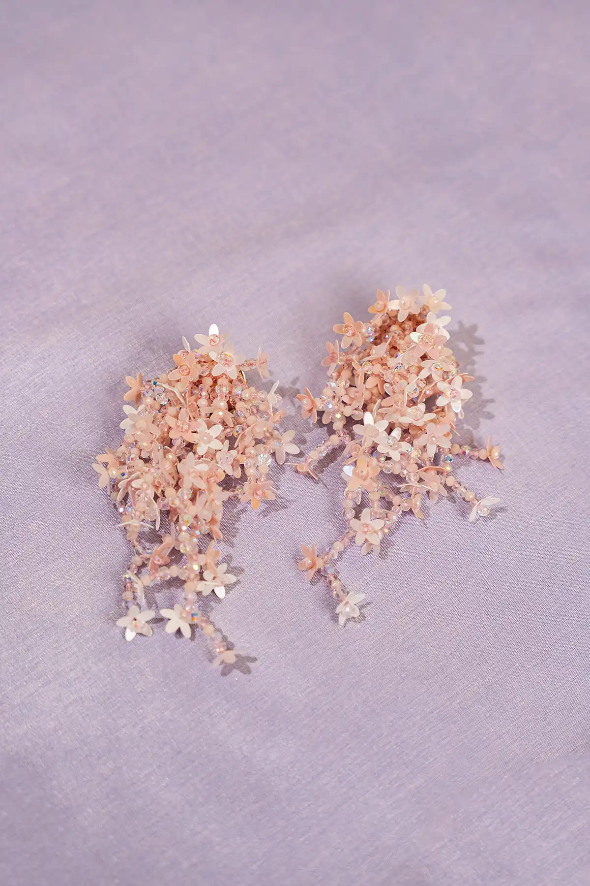 Soft Pink Oorbellen Lilly Flower Strings L