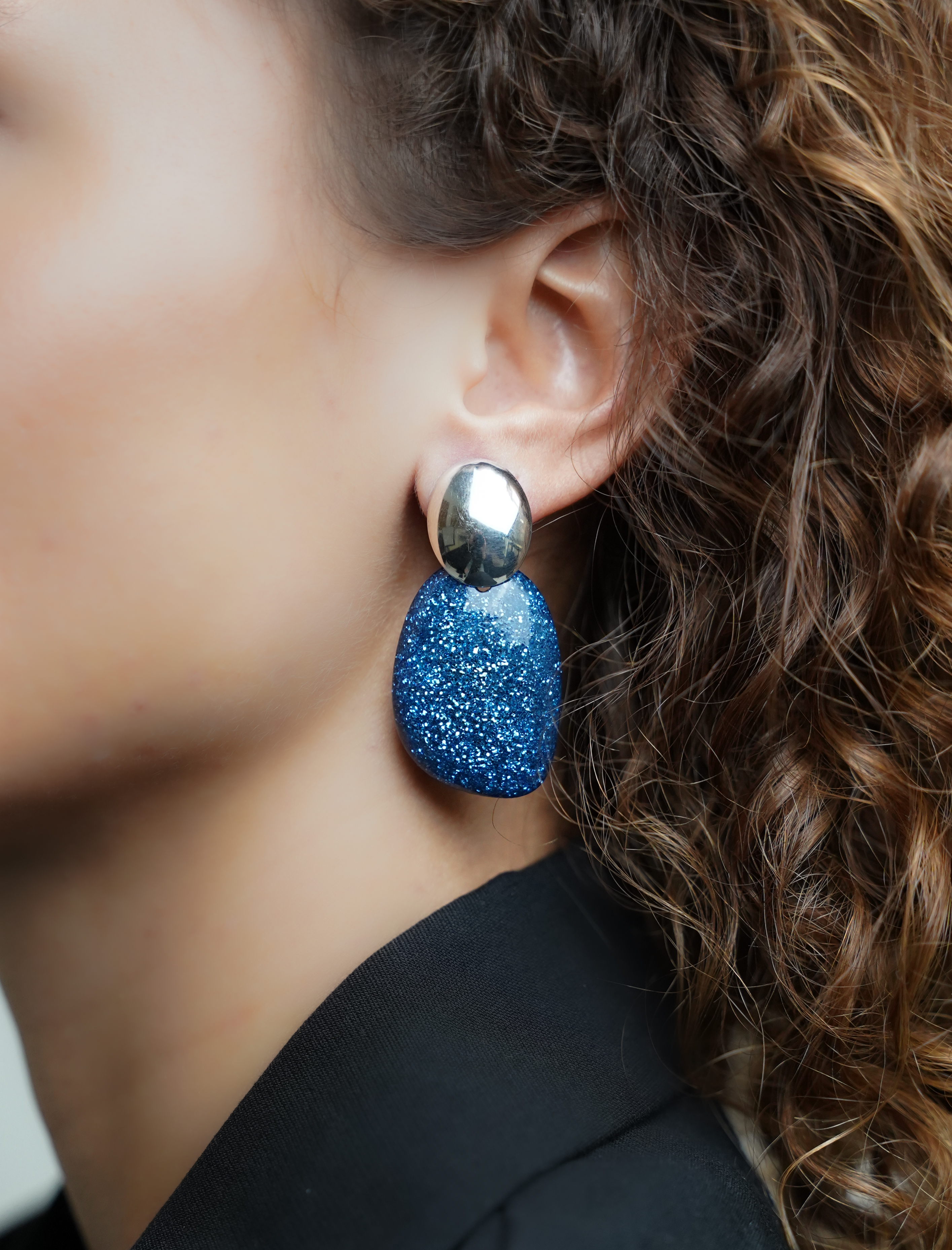 Blauwe Glitter Oorbellen Little Sara Asymetrisch Strass Ovaal Slott-theme.productDescriptionPage.SEO.byTheBrand