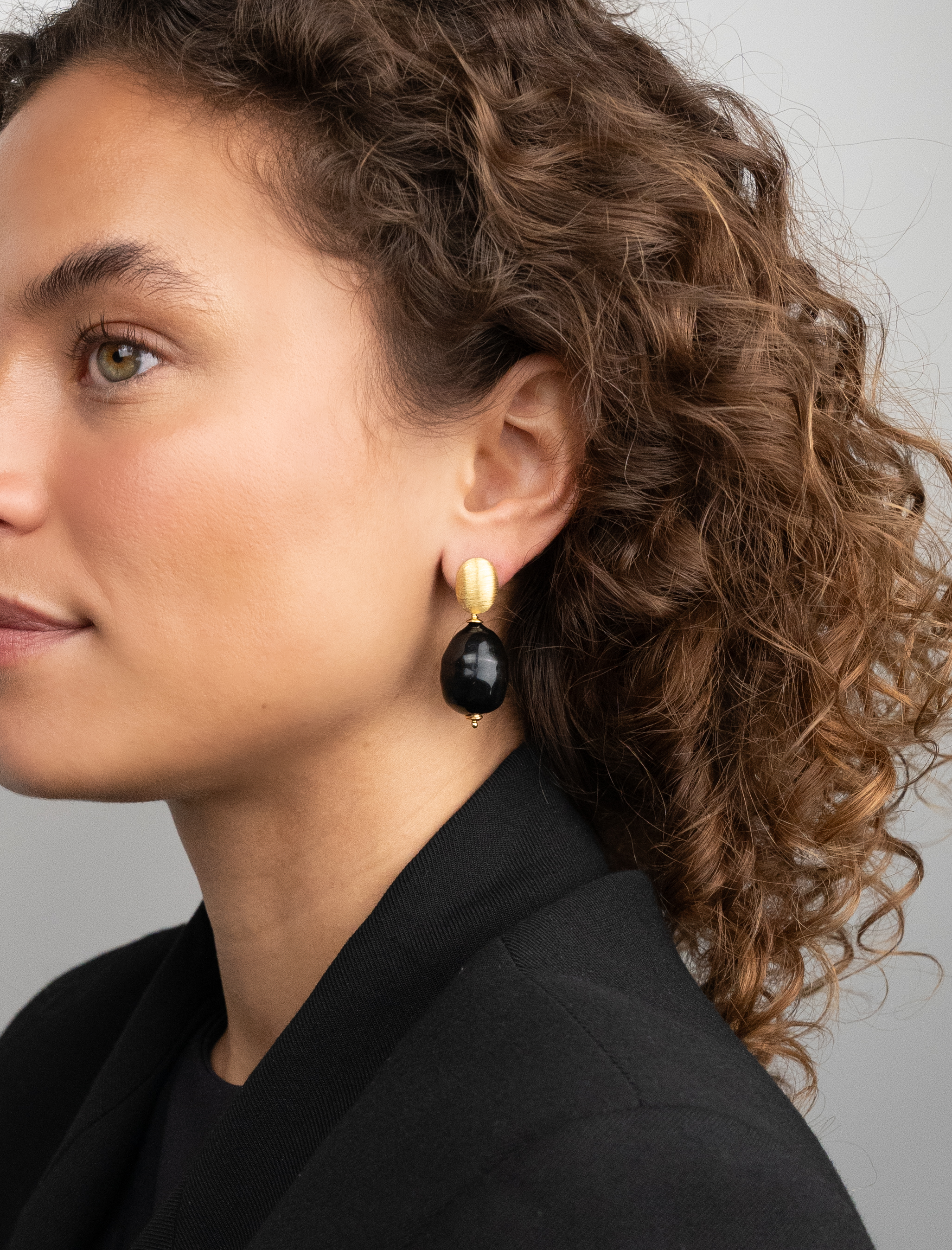 Zwarte Parel Oorbellen Mother Earth Gaby Llott-theme.productDescriptionPage.SEO.byTheBrand