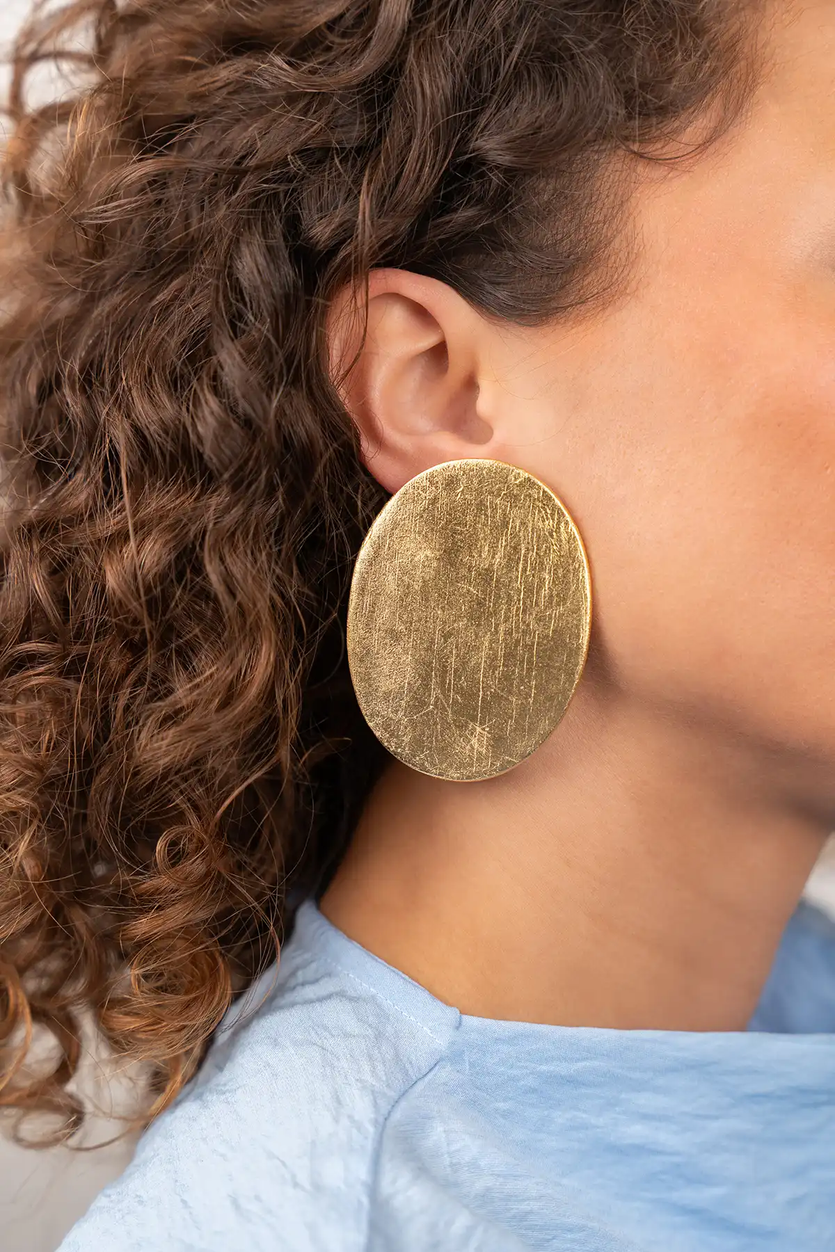 Goudkleurige Oorbellen Maya Earpin Closed Oval L