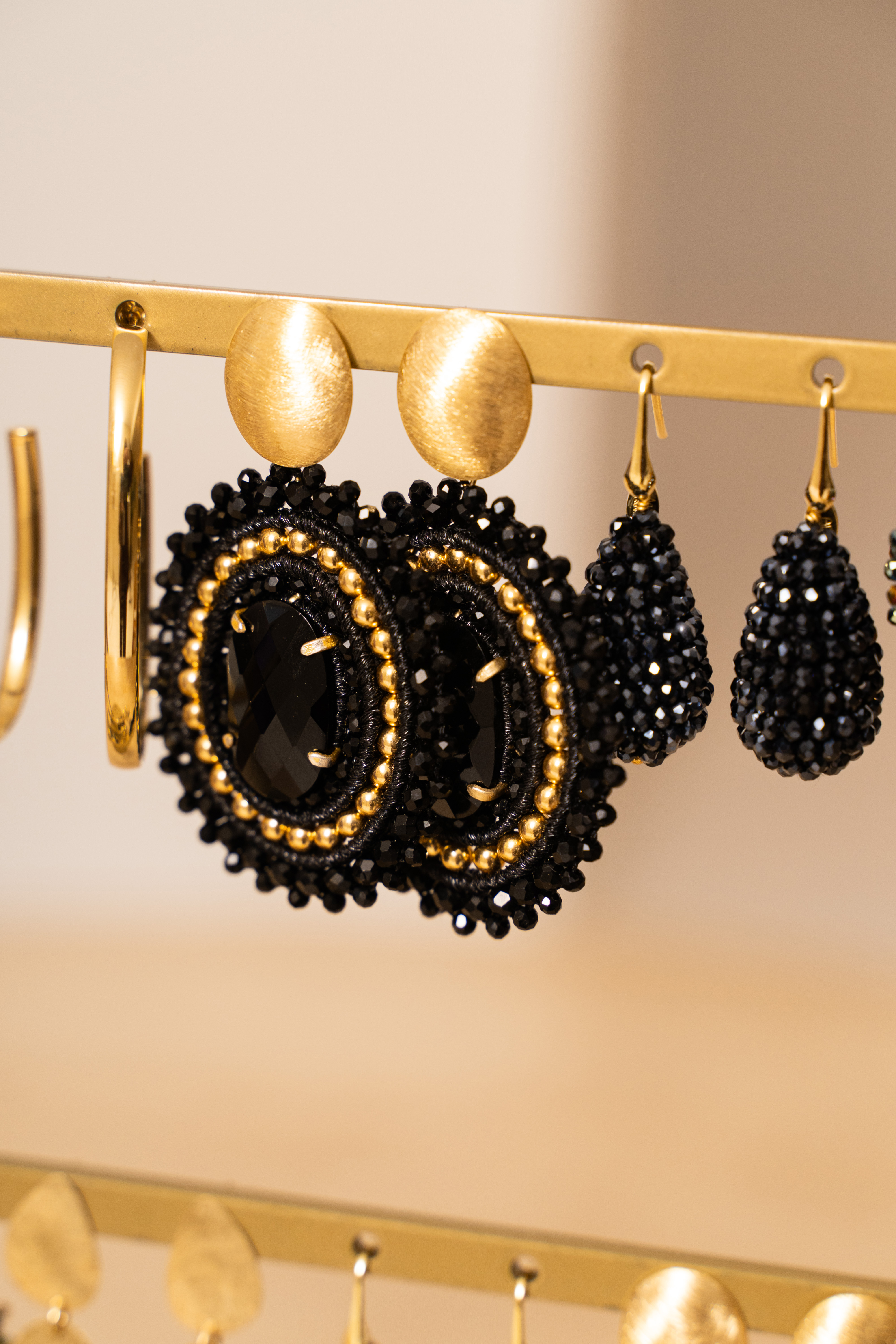 Goldfarbene schwarze Ohrringe Jamie Oval L mit Steinlott-theme.productDescriptionPage.SEO.byTheBrand