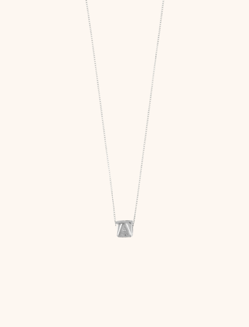 Silberne Würfelhalskette mit Initialenlott-theme.productDescriptionPage.SEO.byTheBrand