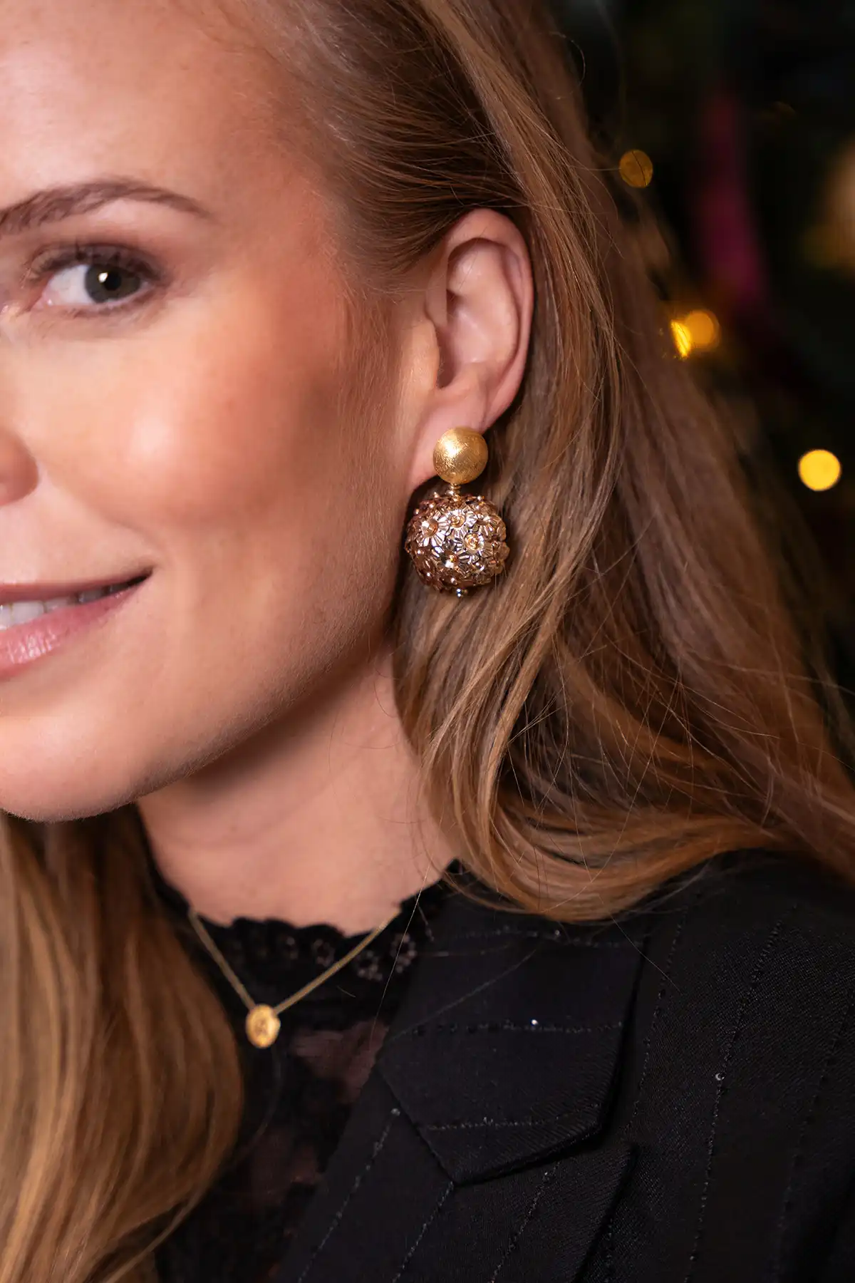 Gouden Oorbellen Detailled Flower Globe M Janet