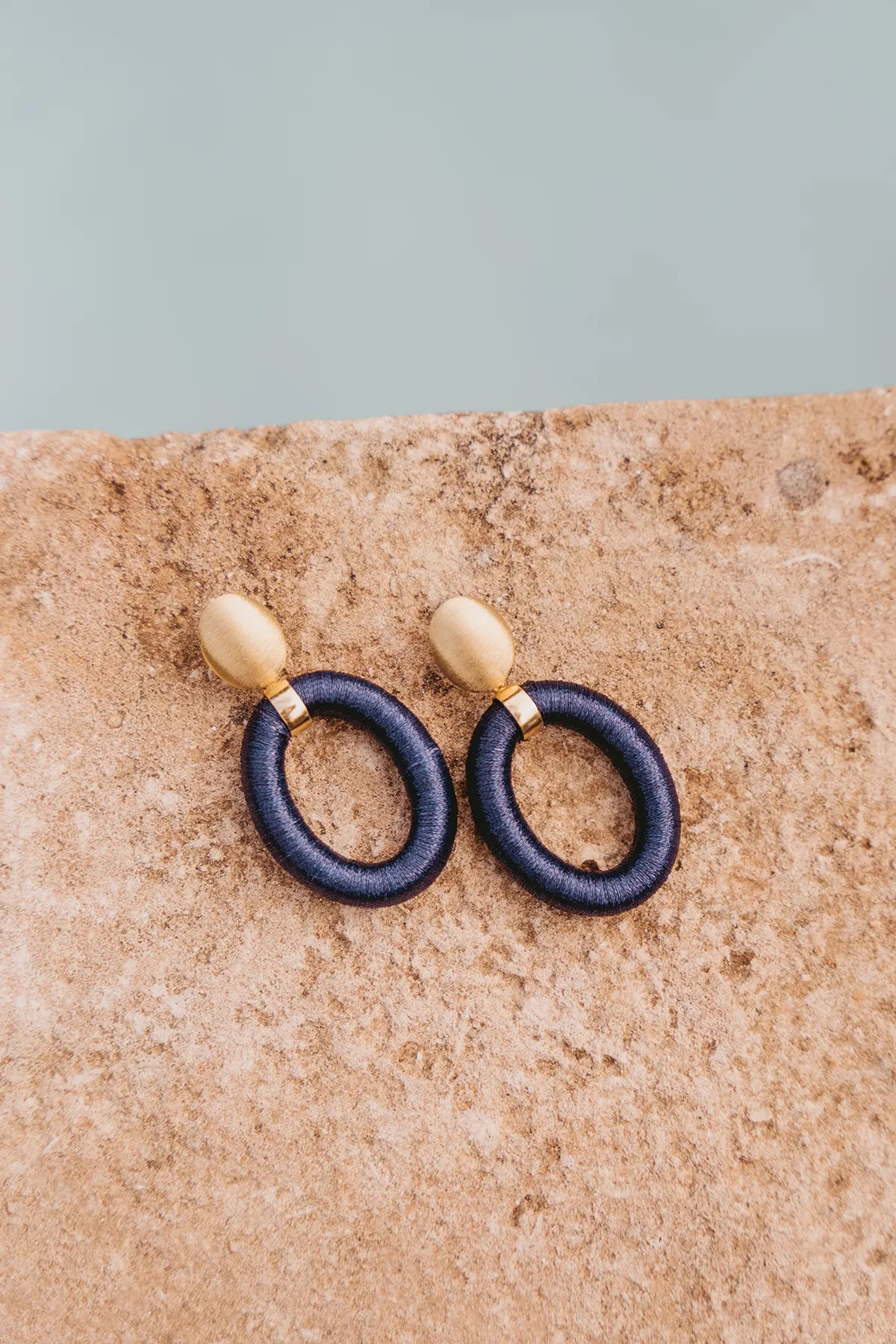 Blauwe Oorbellen Faye Oval with Bead Threated lott-theme.productDescriptionPage.SEO.byTheBrand