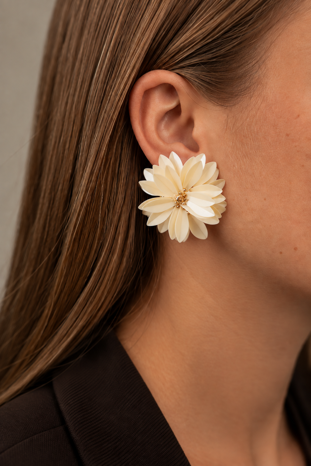 Azaria – Premium Sequin Flower Stud Oorbellen L – Wax