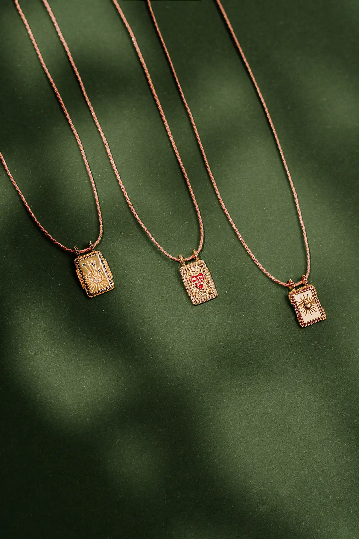 Ketting Rectangle Love Quote - Roze/Kristallott-theme.productDescriptionPage.SEO.byTheBrand Ketting Rectangle Love Quote - Roze/Kristallott-theme.productDescriptionPage.SEO.byTheBrand