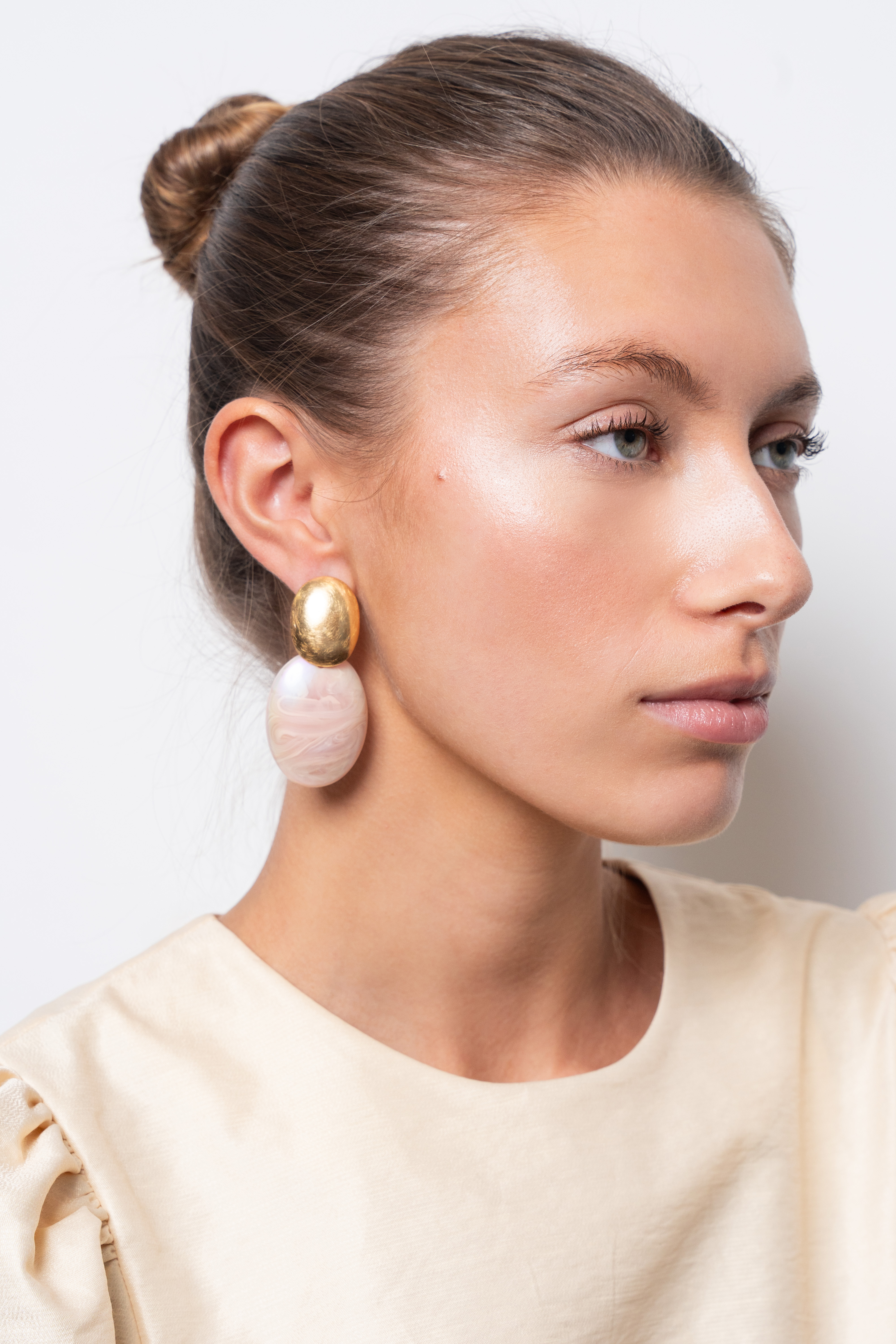 Holographic Ivory Earrings Sirius Bugle Oval S  lott-theme.productDescriptionPage.SEO.byTheBrand