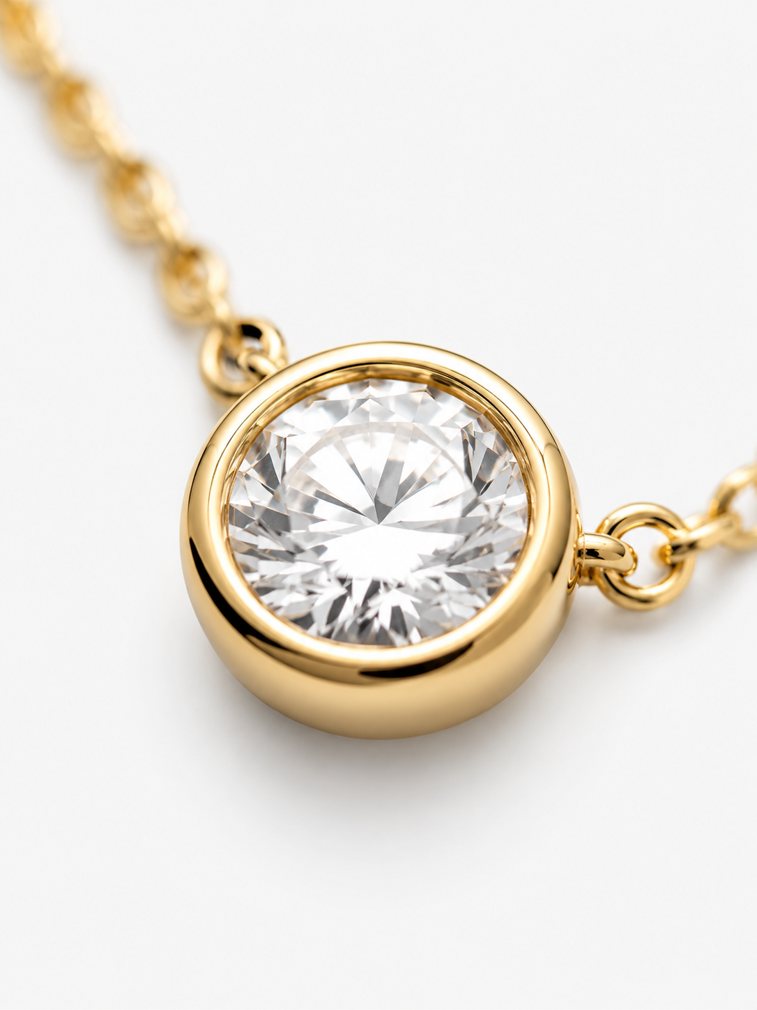 Gold Colored Necklace Judith Framed round Crystal