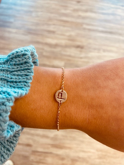 rosefarbenes Initialen-Armband klein