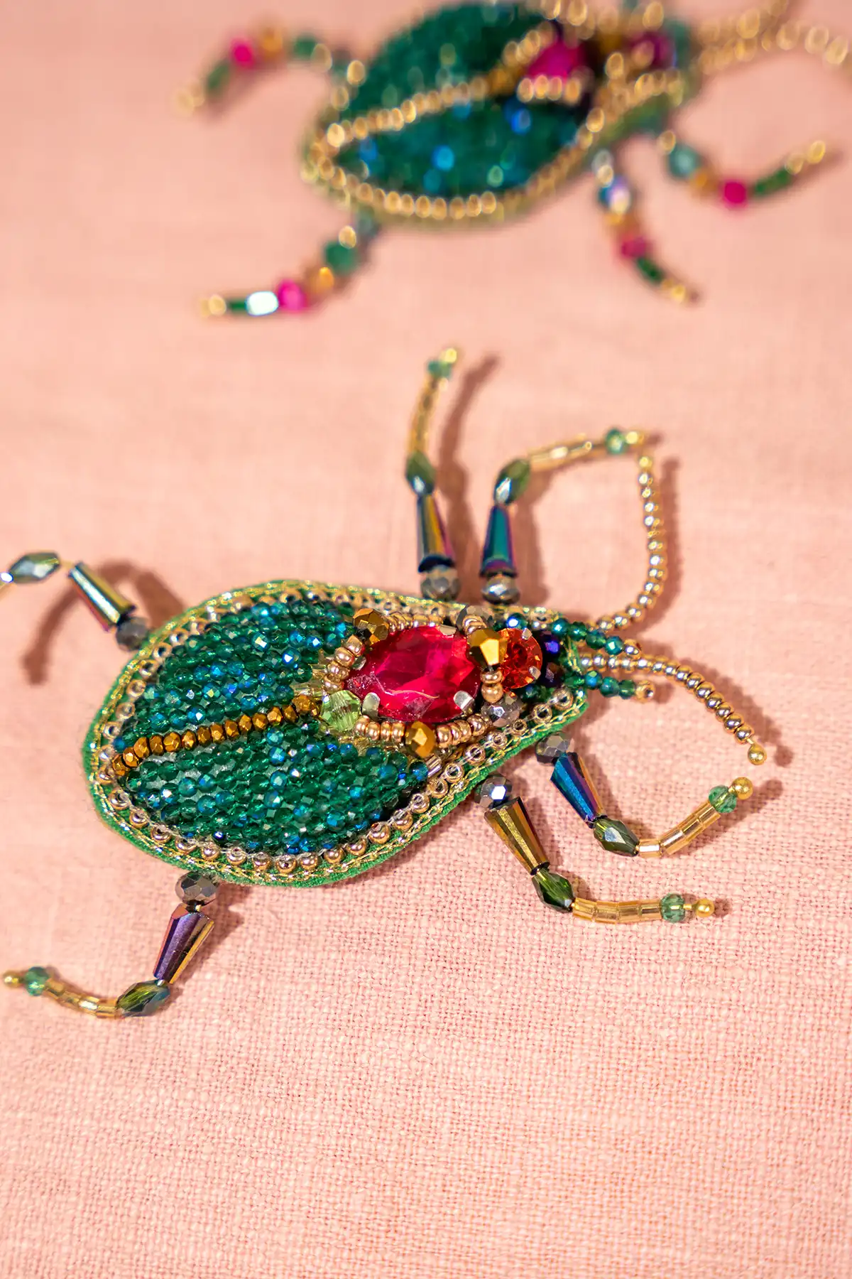 Brooch Lucky Scarabee L - Emerald/Pink lott-theme.productDescriptionPage.SEO.byTheBrand