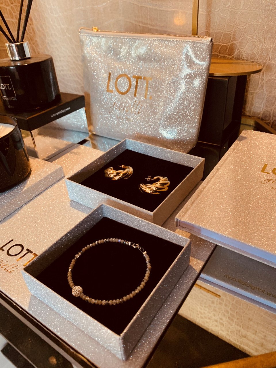 LOTT. silberner Glitterbaglott-theme.productDescriptionPage.SEO.byTheBrand