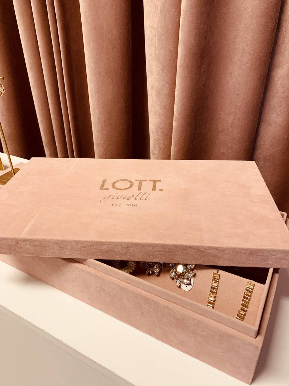 Pink velvet jewelry box 15 Pair - Llott-theme.productDescriptionPage.SEO.byTheBrand