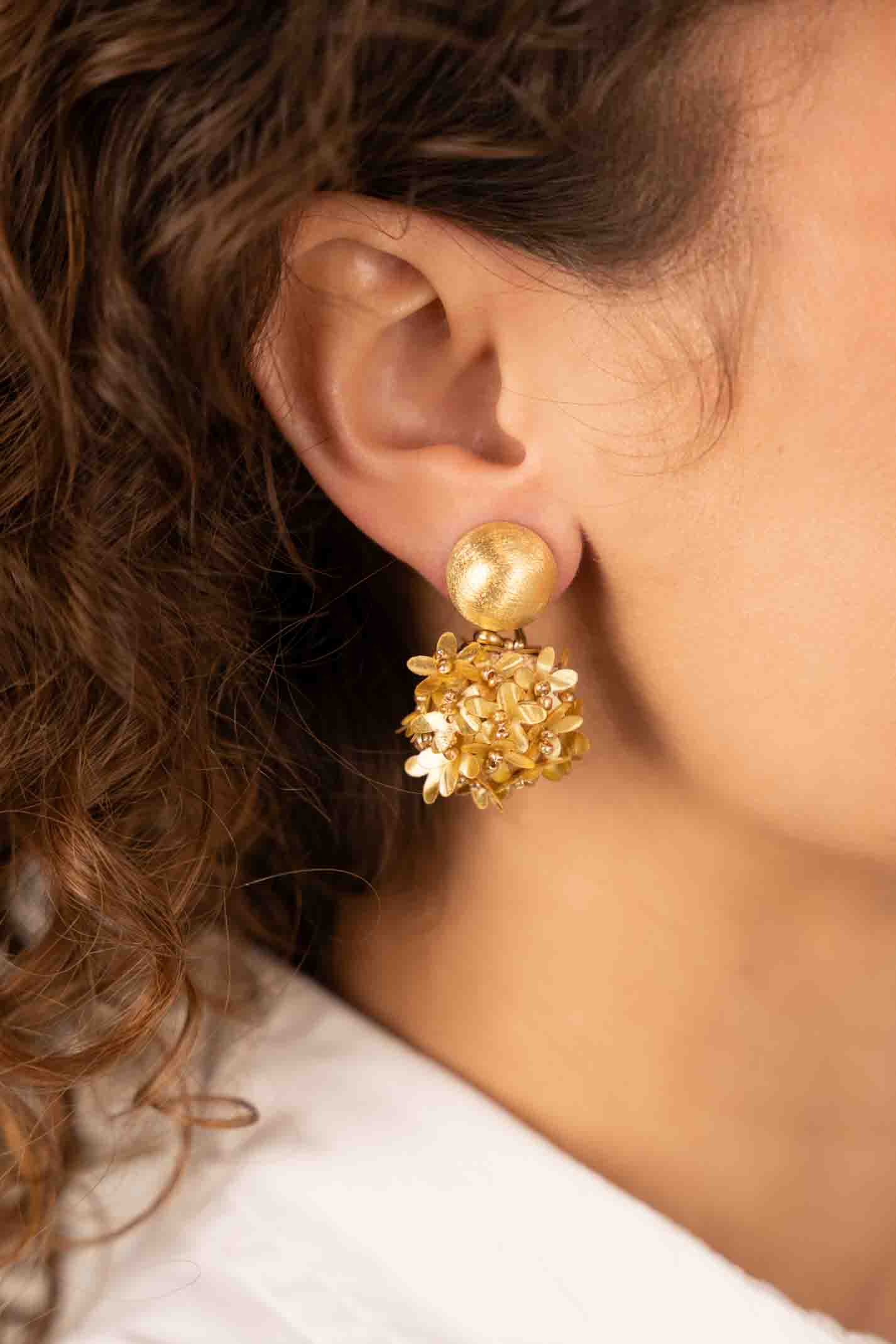 Light Gold Earrings Daisy Globe S Flower