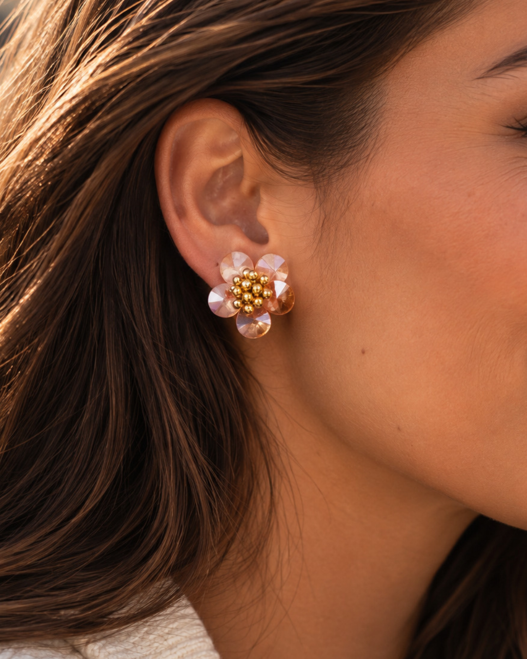 Teuntje – Oorbellen Flower Stud – Champagne/Goud
