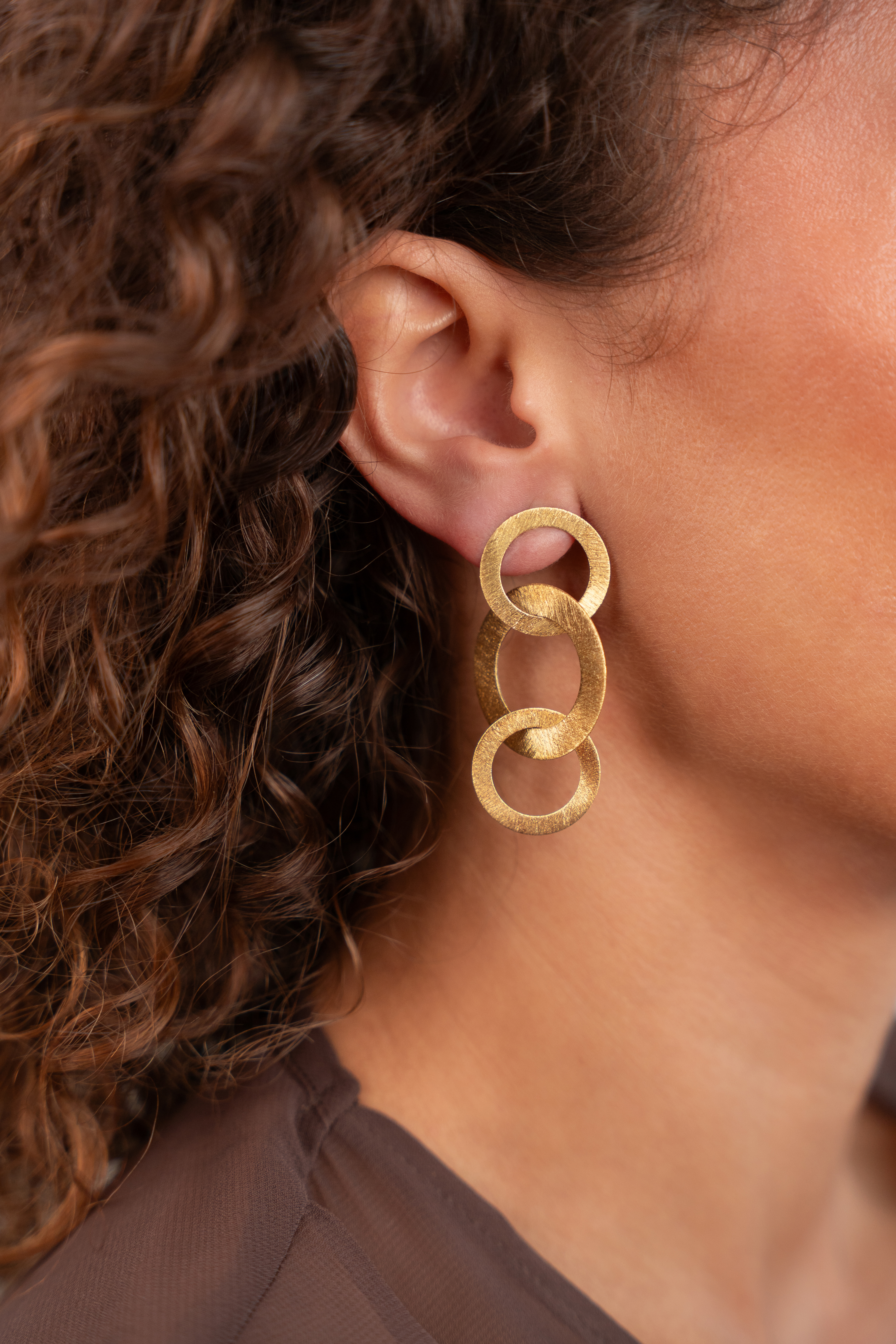 Brushed Gold Oorbellen CL Earring Tripple Round Open Charms Satin Brass